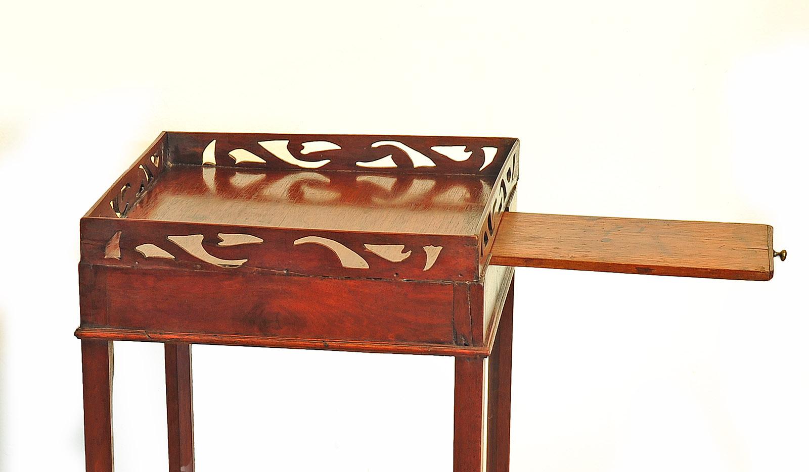 Acajou Table d'urne à bougie en acajou de style Chippendale anglais ancien du 18ème siècle en vente