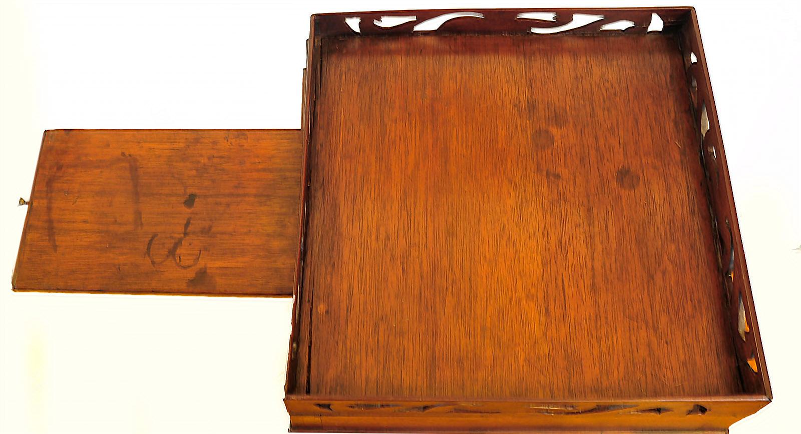 Table d'urne à bougie en acajou de style Chippendale anglais ancien du 18ème siècle en vente 1