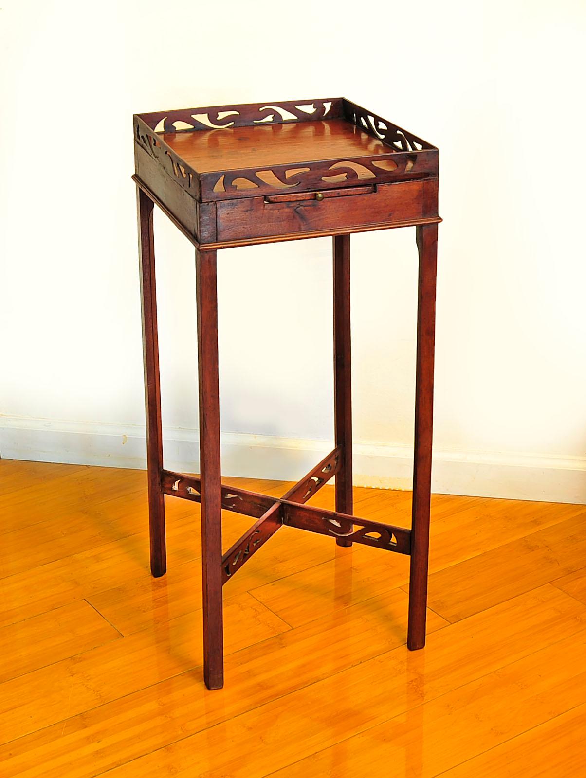 18th Century Antique English Chippendale Mahogany Urn Candle Stand Table For Sale 3