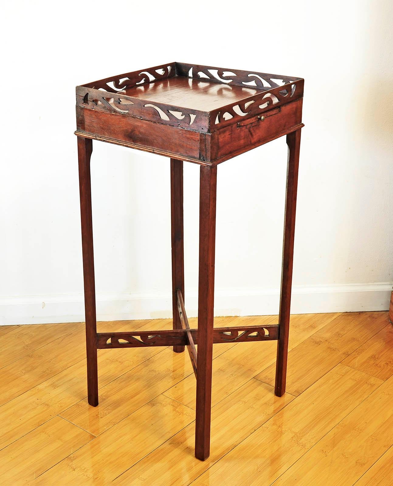 18th Century Antique English Chippendale Mahogany Urn Candle Stand Table For Sale 4