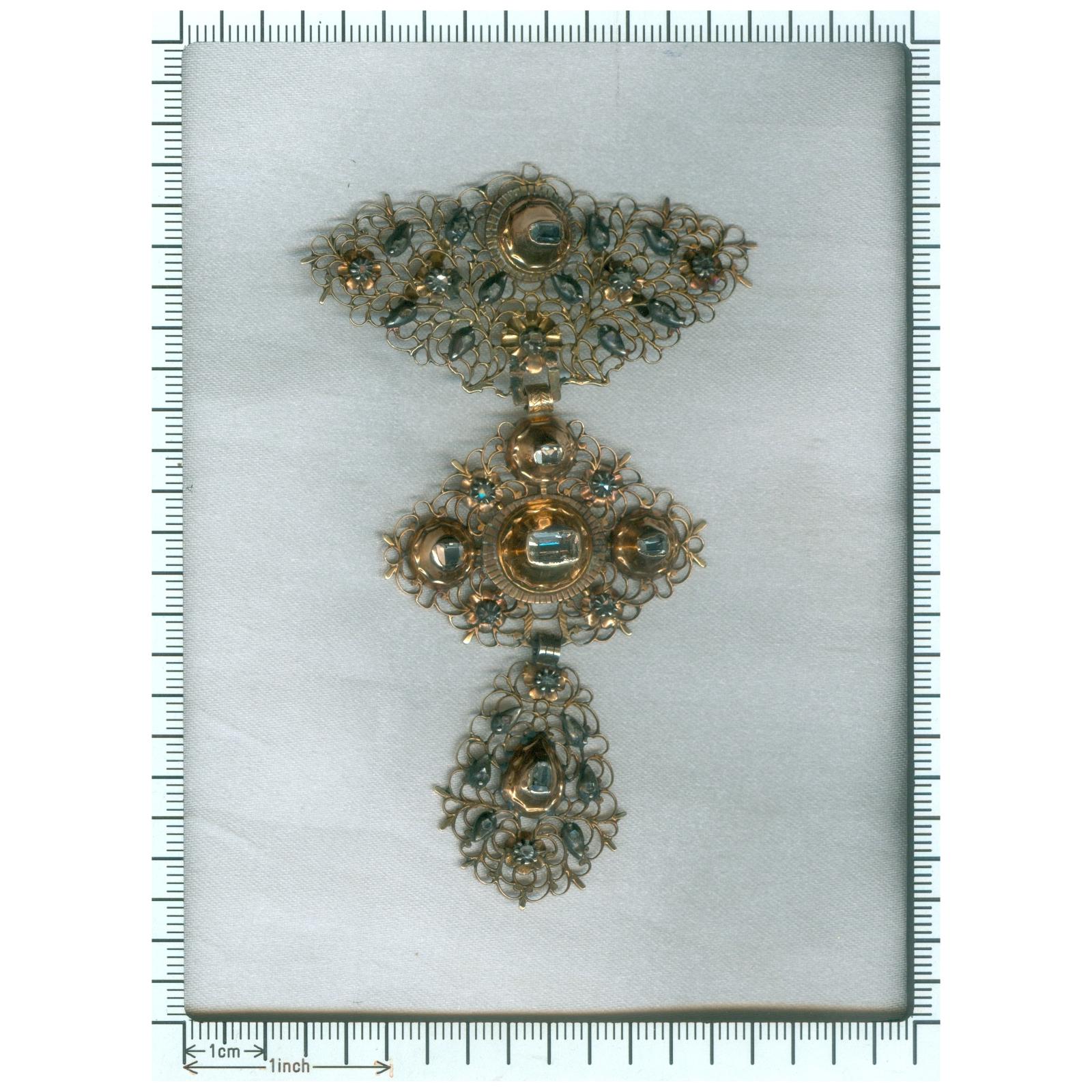 18th Century Antique Filigree Gold Cross Pendant with Table Cut Diamonds, 1750s In Excellent Condition For Sale In Antwerp, BE
