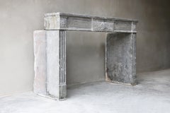 antiker Kamin aus grauem Marmor aus dem 18. Jahrhundert im Stil von Louis XVI