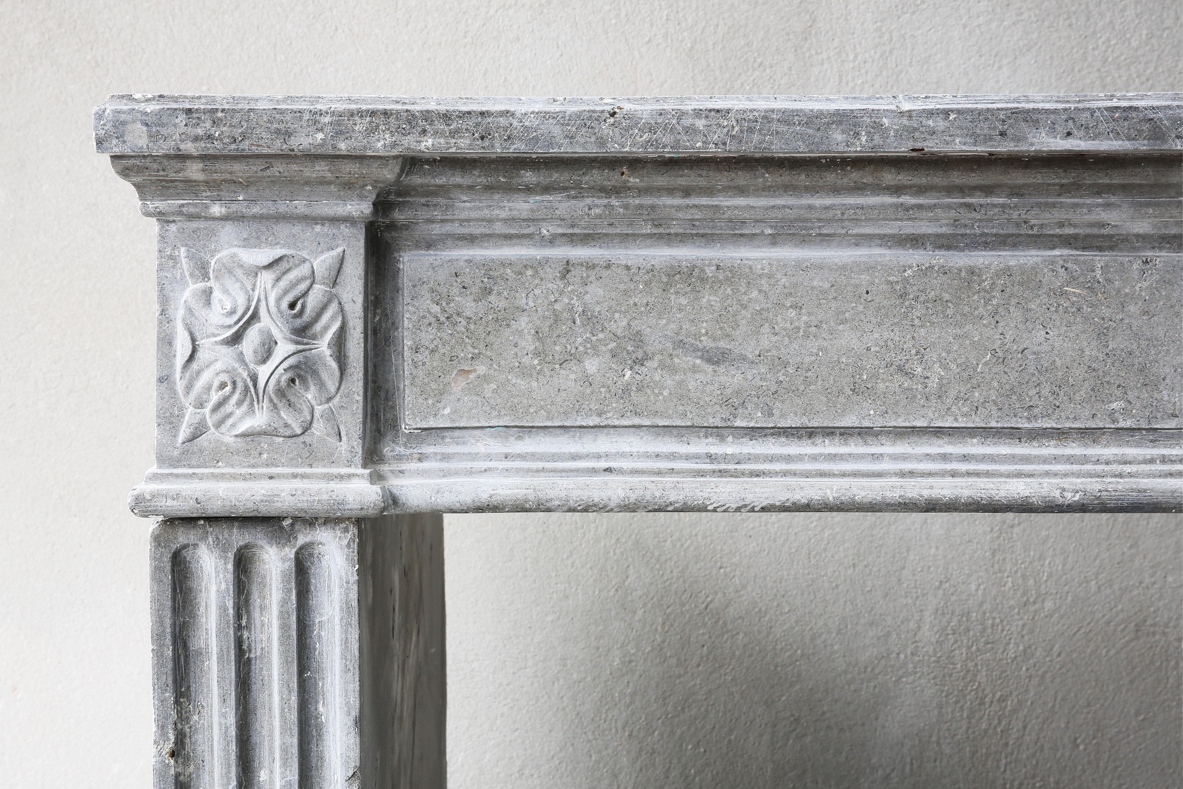 XVIIIe siècle et antérieur cheminée ancienne du 18ème siècle en pierre de marbre gris dans le style de Louis XVI en vente