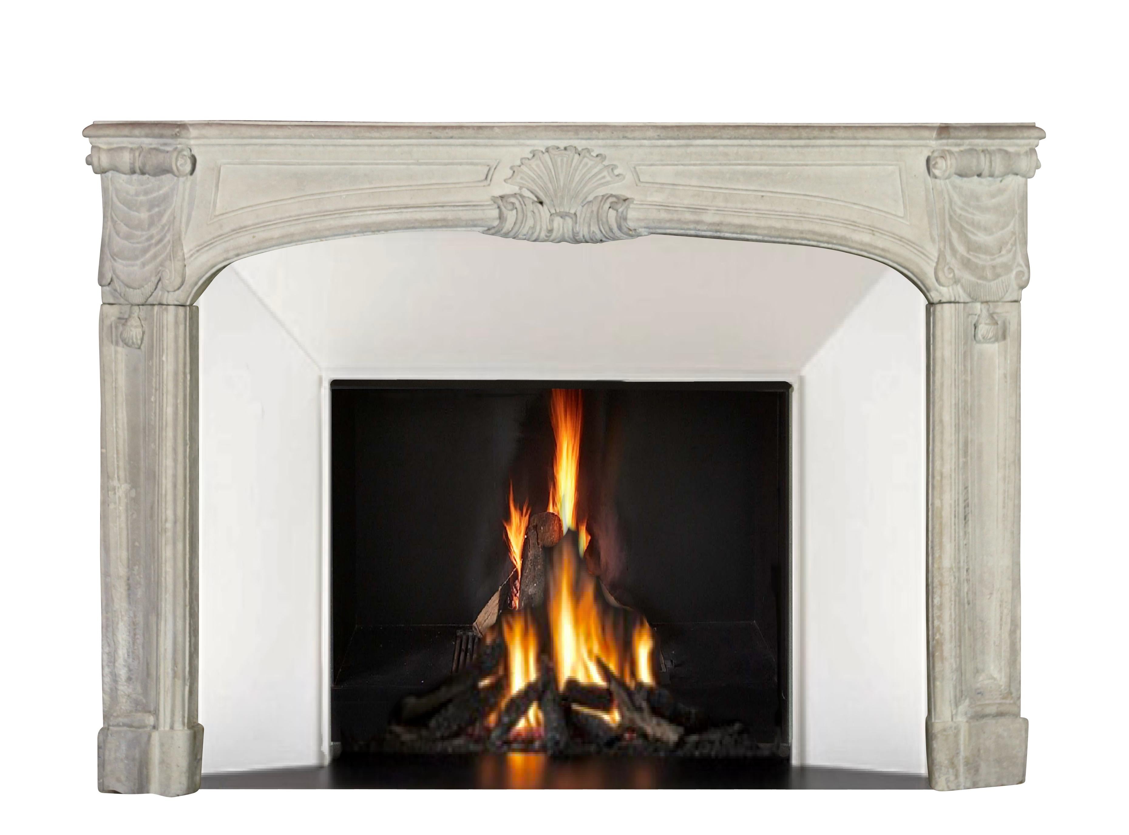 Pieza de chimenea original del siglo XVIII, época de la Regencia. Es un marco de chimenea de piedra caliza único en su género. Lleva hermosas tallas de conchas y volutas en la parte delantera. Pieza muy singular de París. Una obra maestra a medida