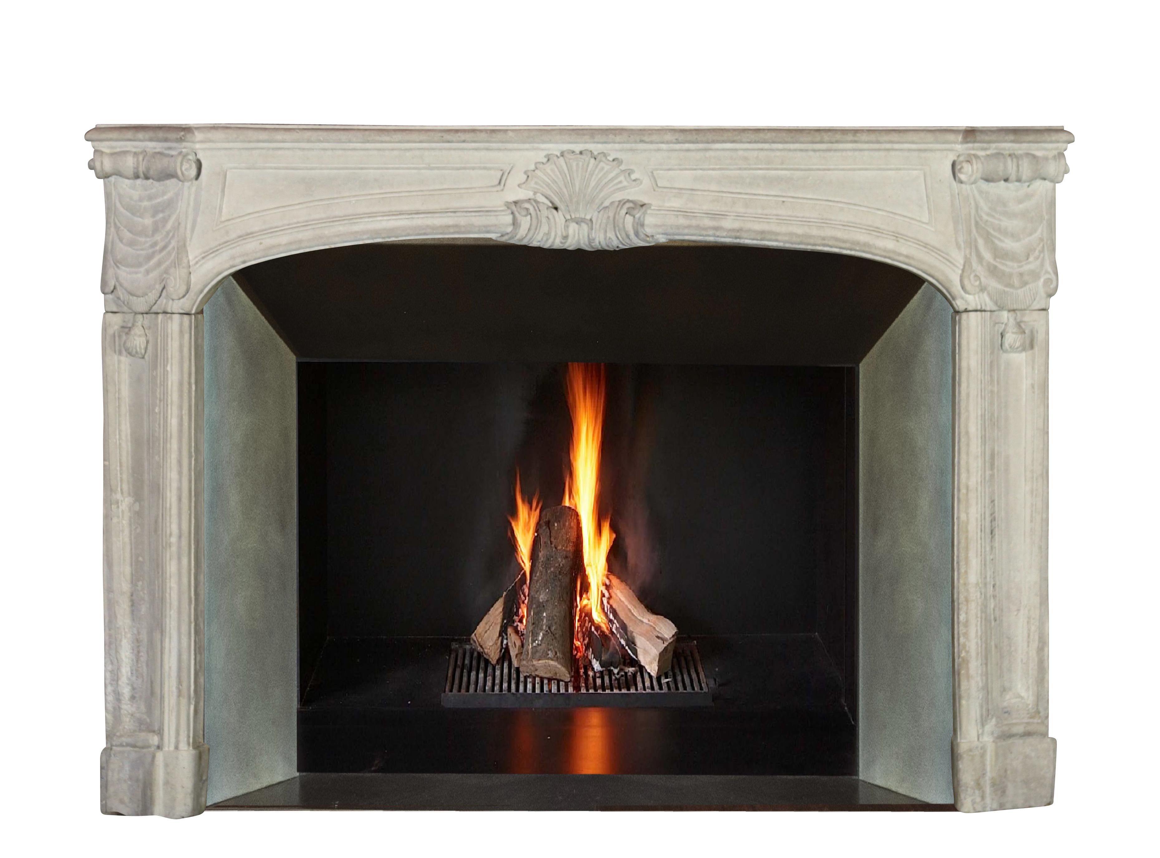 Revestimiento de chimenea de piedra caliza clásica de la Regencia del siglo XVIII Antique French Francés en venta