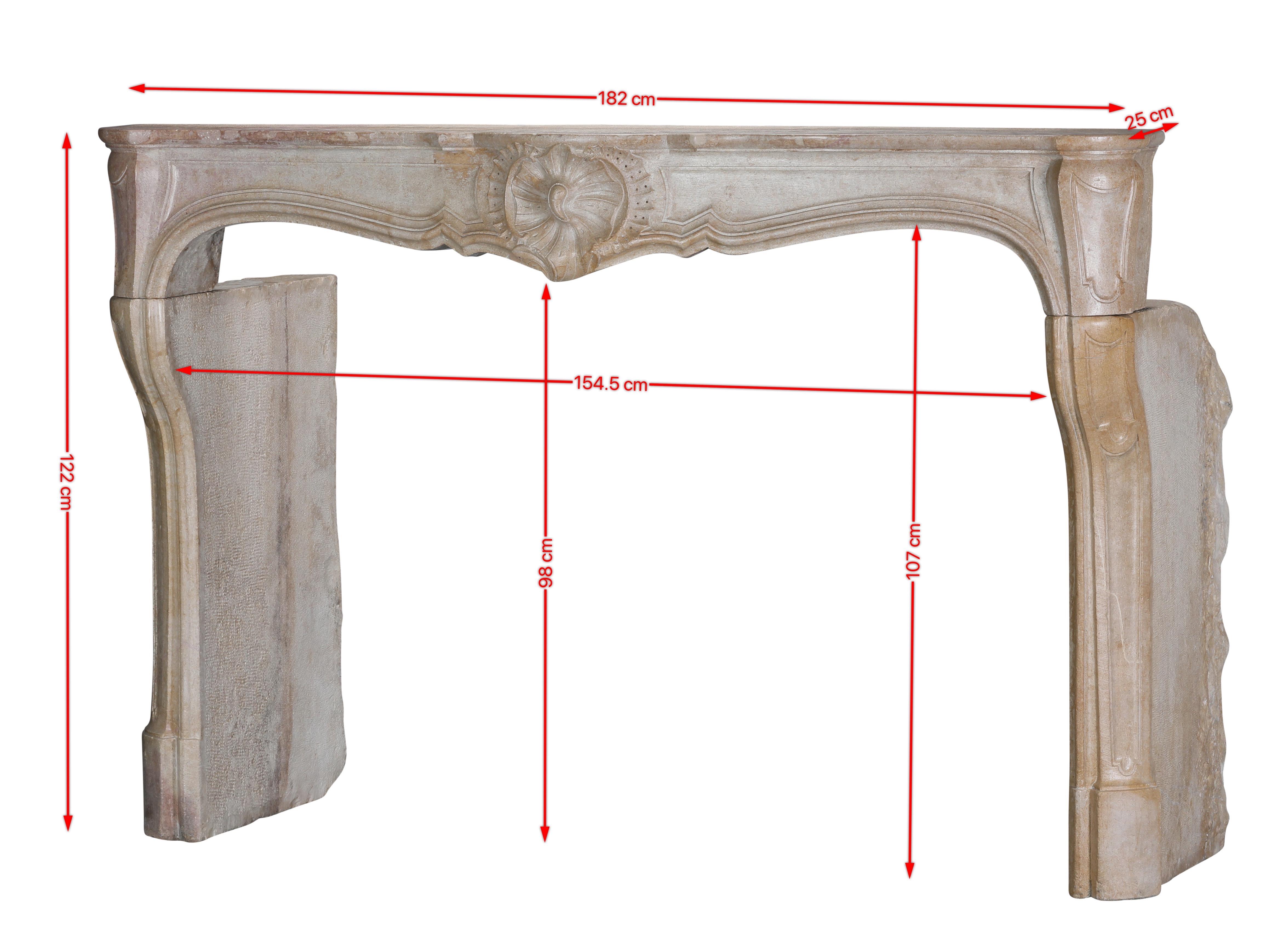 Antiguo mantel decorativo francés para chimenea de la época de la regencia.
La repisa de la chimenea está tallada en piedra y desprende un encanto vintage con su aspecto desgastado.
La parte central de la repisa está adornada con un intrincado