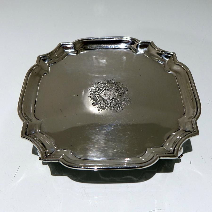 A stylishly shaped early George II silver salver sitting on four elegant feet. The centre front has a stunning armorial for importance.

 

Weight: 9.1 troy ounces/286 grams

Measure: Diameter 6.29 inches/16cm.
 