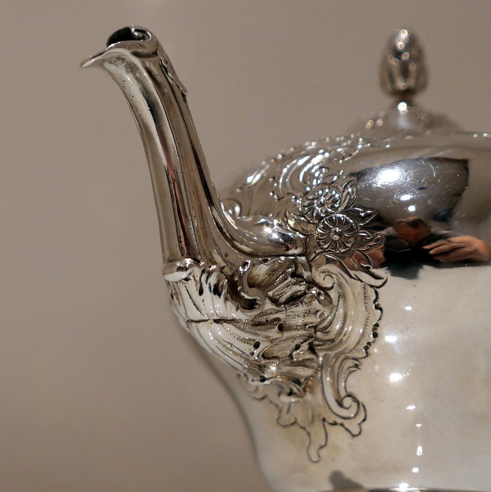 18th Century Antique George II Sterling Silver Teapot London 1749 Thomas Whipham For Sale 3