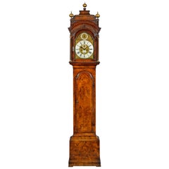 Reloj antiguo de caja larga de nogal del siglo XVIII por James Blackborow de Londres