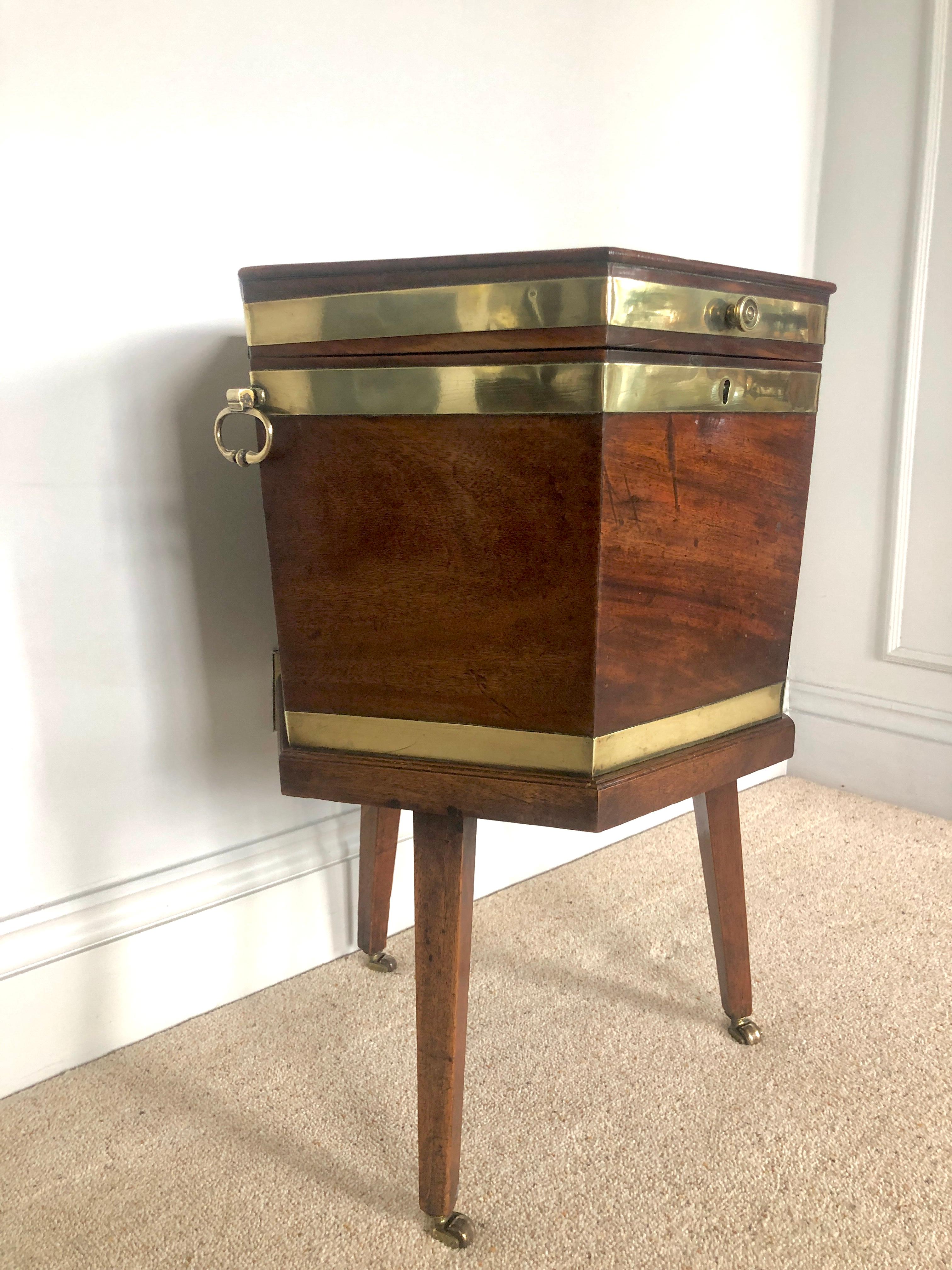 18th Century Antique George III Mahogany Brass Bound Wine Cooler In Good Condition In Suffolk, GB
