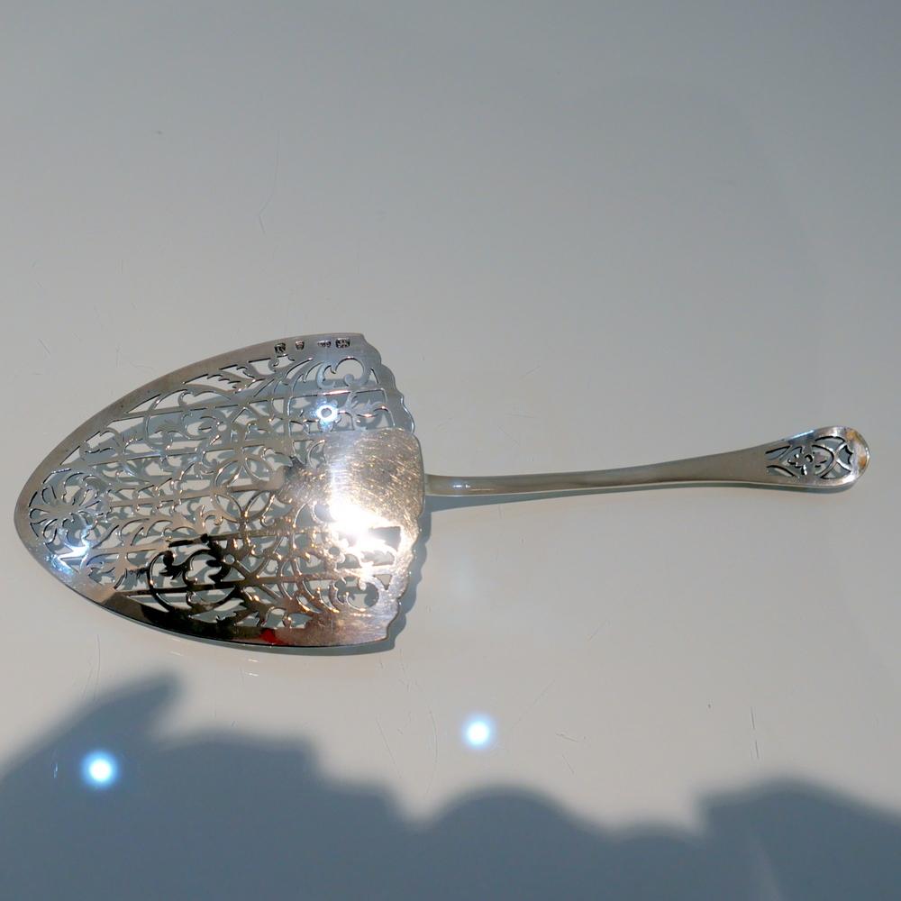 18th Century Antique George III Sterling Silver Fish Slice London 1772 W Plummer For Sale 1