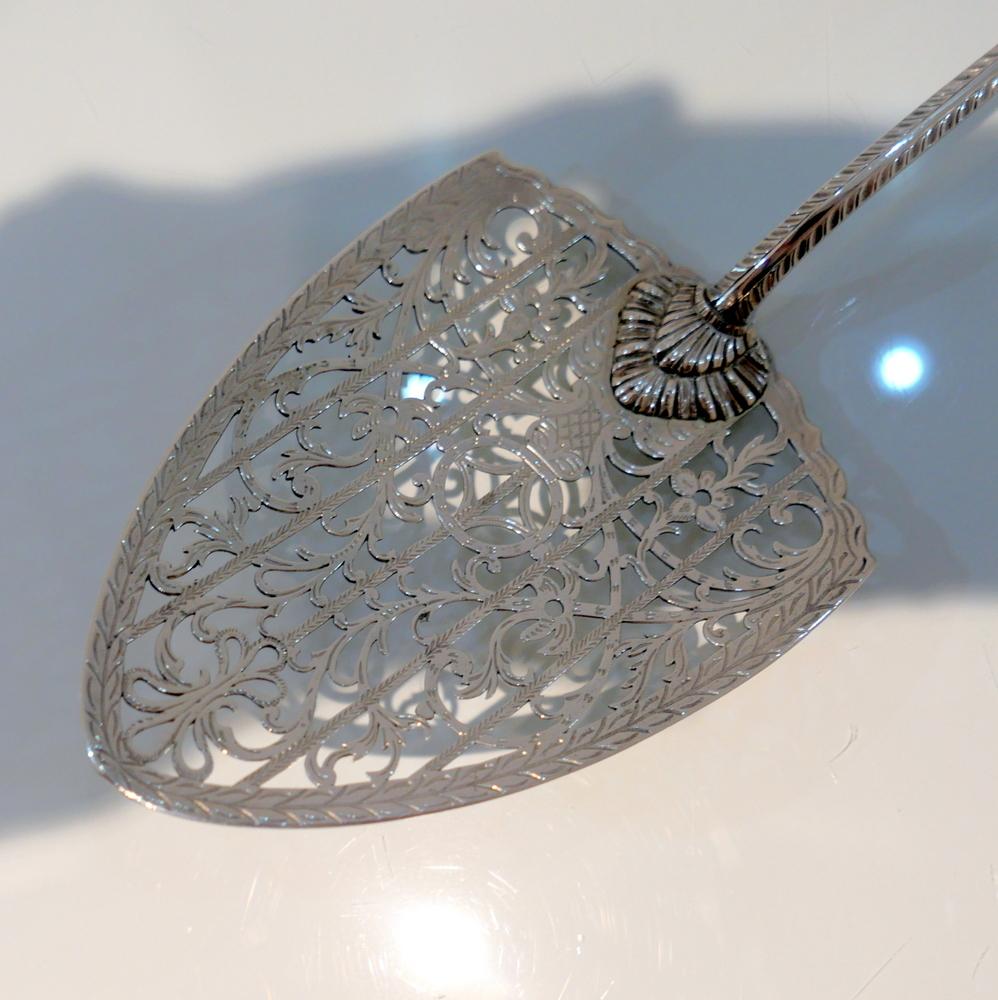 18th Century Antique George III Sterling Silver Fish Slice London 1772 W Plummer For Sale 2
