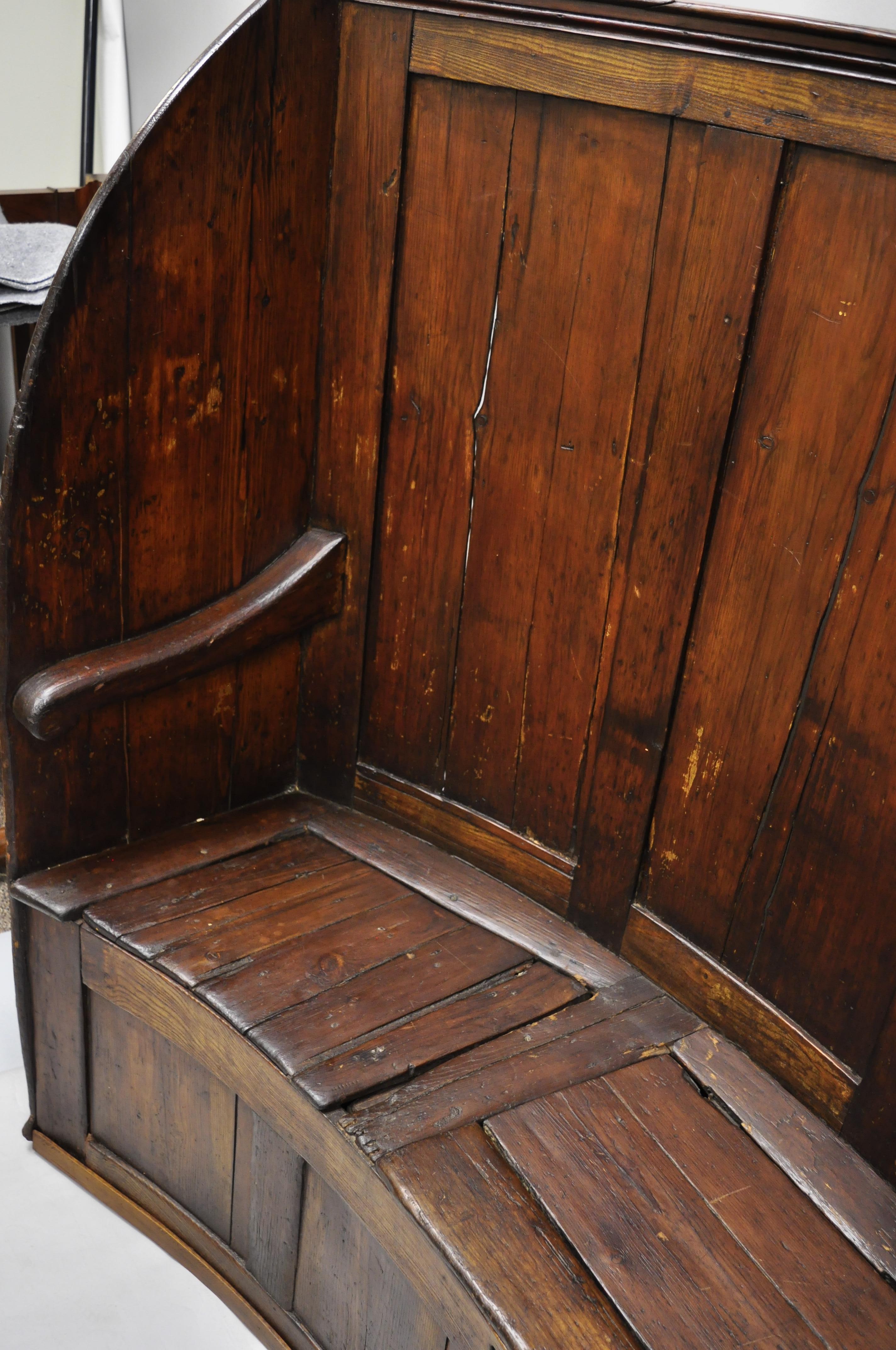 Anglais Banc de rangement de salle de spectacle en pin anglais courbé à haut dossier du XVIIIe siècle en vente