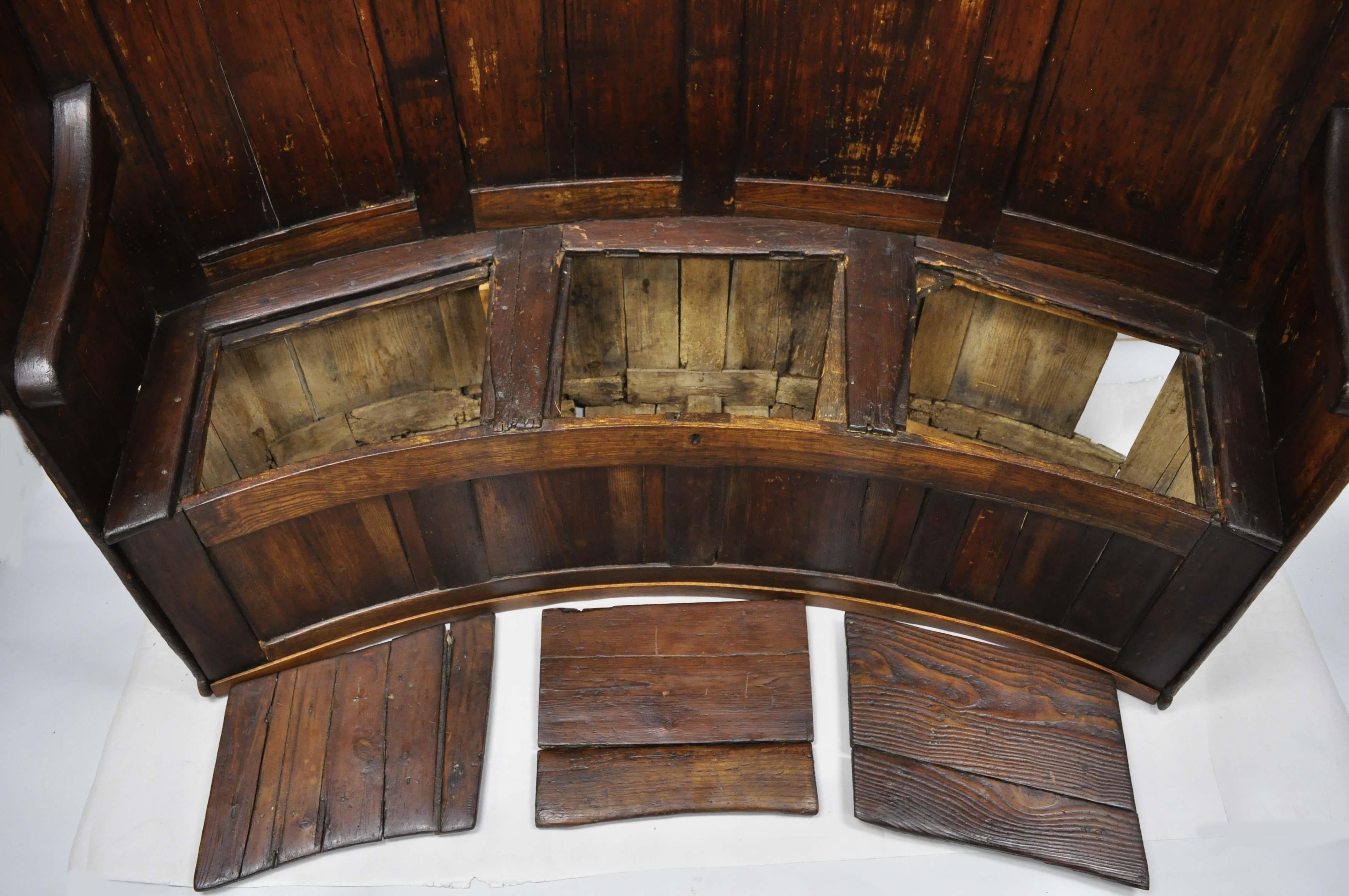 Pin Banc de rangement de salle de spectacle en pin anglais courbé à haut dossier du XVIIIe siècle en vente