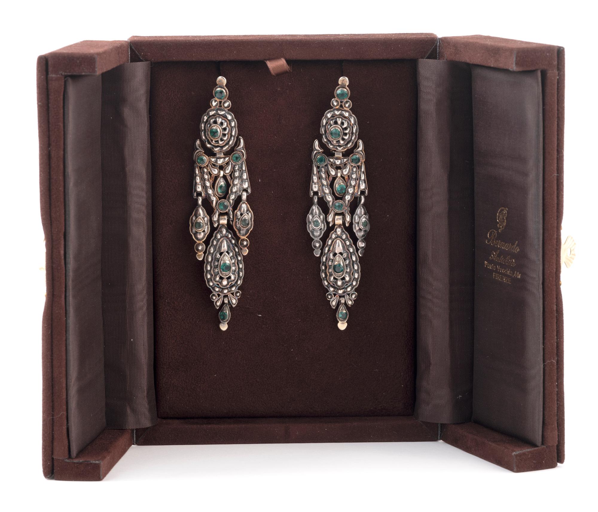 Rare paire de boucles d'oreilles anciennes ibériques - portugaises en or jaune et en argent, serties d'émeraudes colombiennes.
D'origine espagnole ou portugaise. Voir notre guide de terrain pour plus de détails sur les Jewell ibériques. 
Un exemple