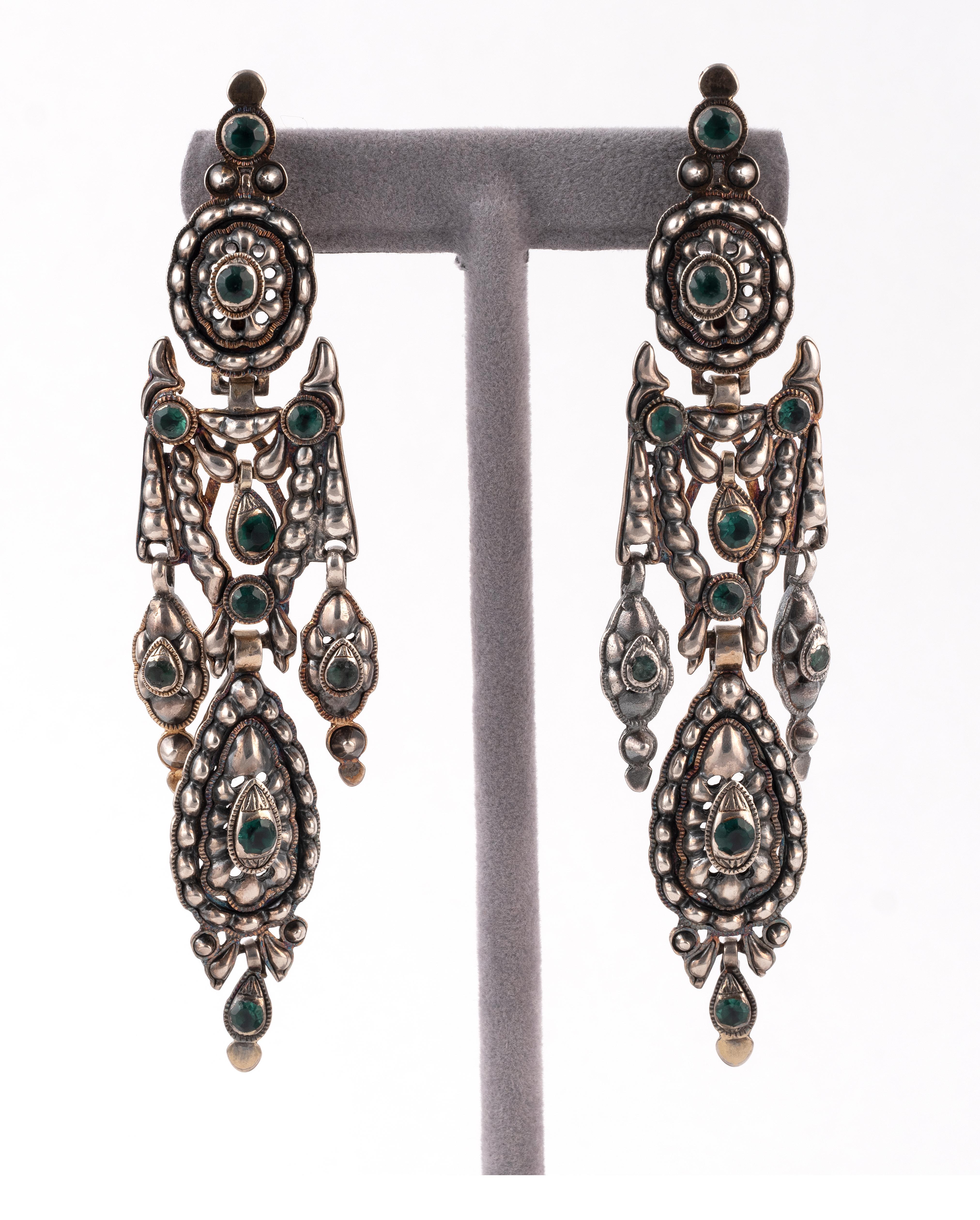 Néoclassique Boucles d'oreilles chandelier en émeraude ibérique du 18e siècle en vente