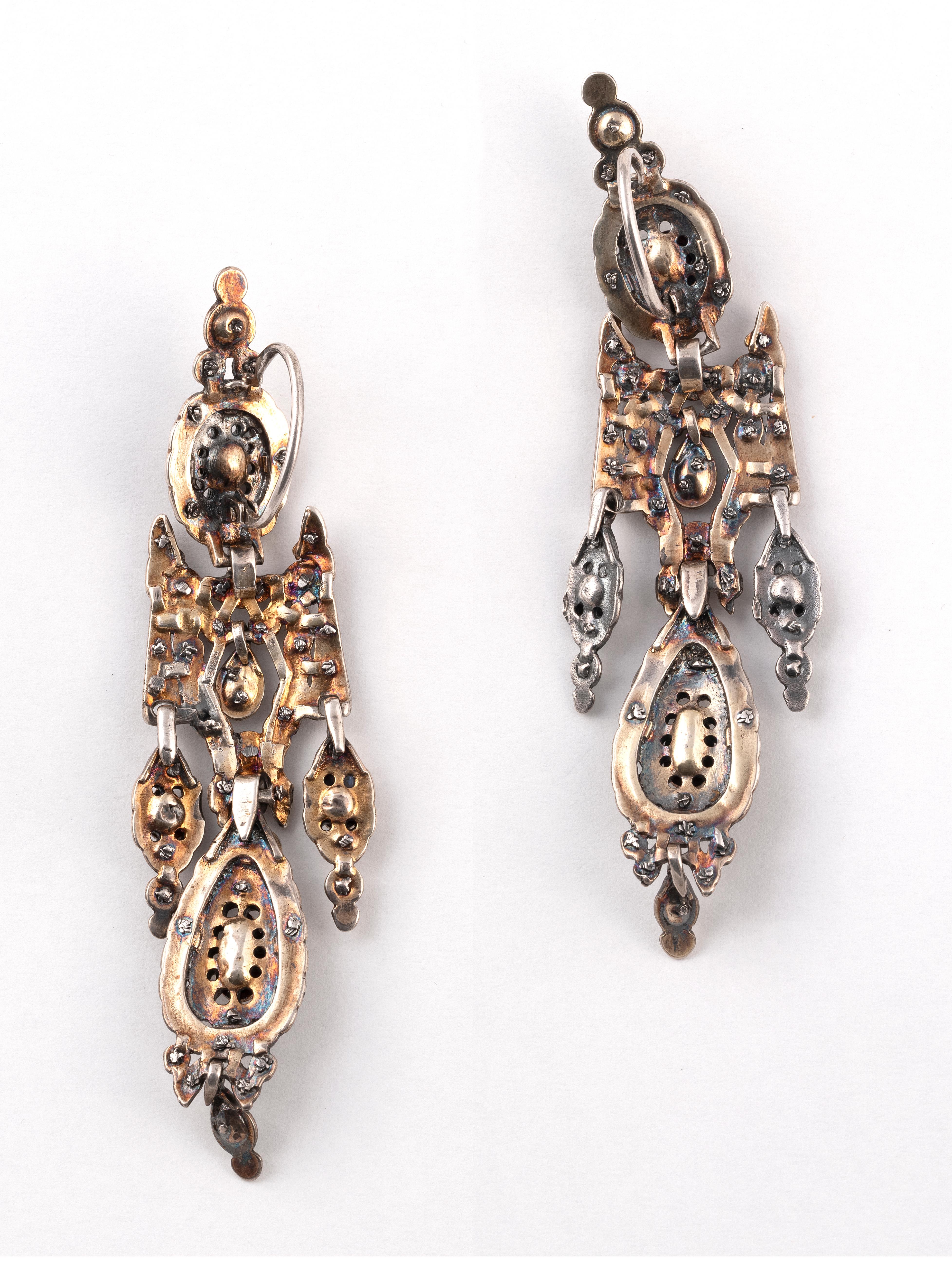 Taille émeraude Boucles d'oreilles chandelier en émeraude ibérique du 18e siècle en vente