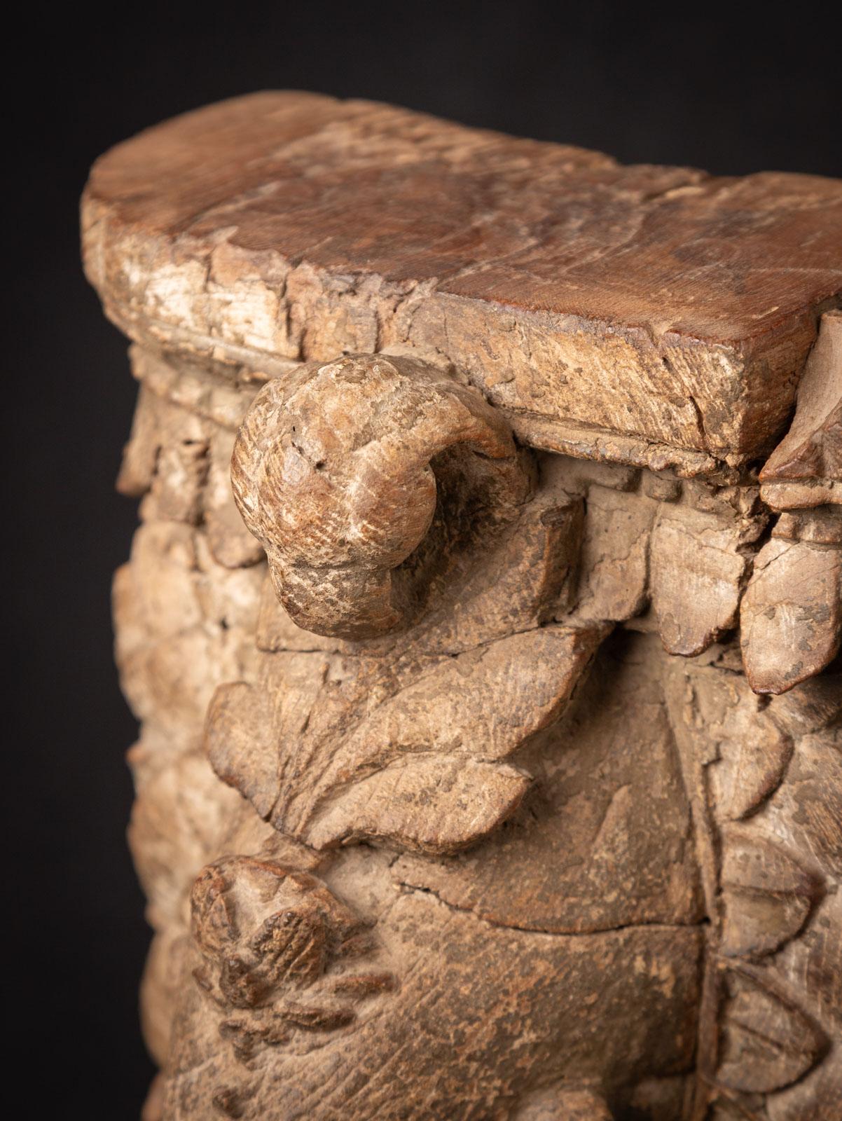 Fragment de temple indien en bois du 18e siècle provenant de l'Inde en vente 6