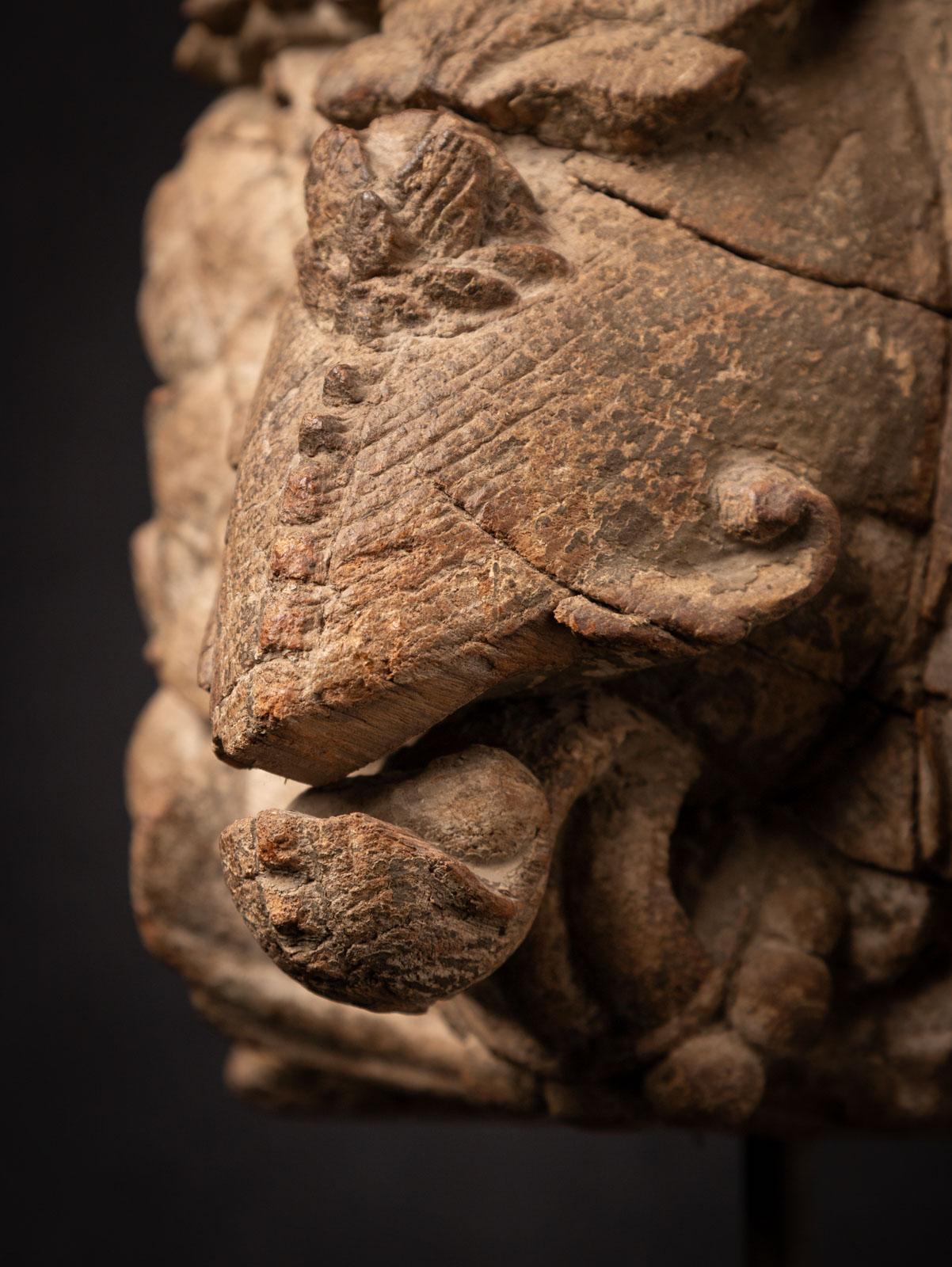 Fragment de temple indien en bois du 18e siècle provenant de l'Inde en vente 7