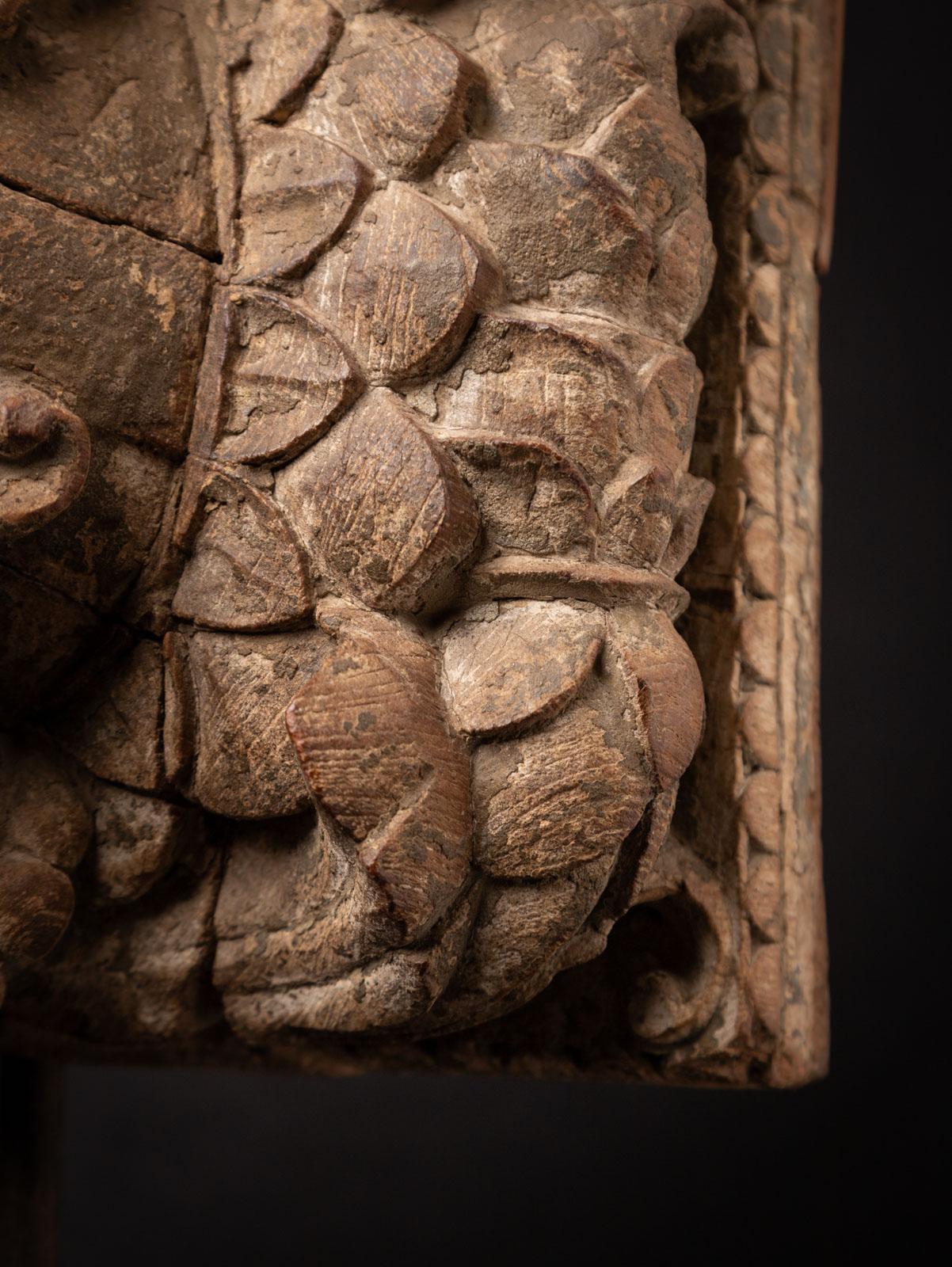 Fragment de temple indien en bois du 18e siècle provenant de l'Inde en vente 8