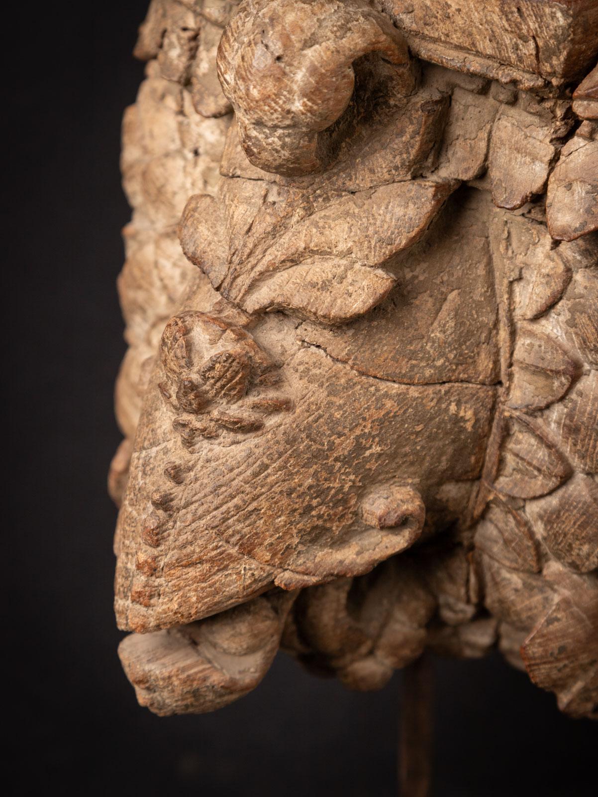 Fragment de temple indien en bois du 18e siècle provenant de l'Inde en vente 11