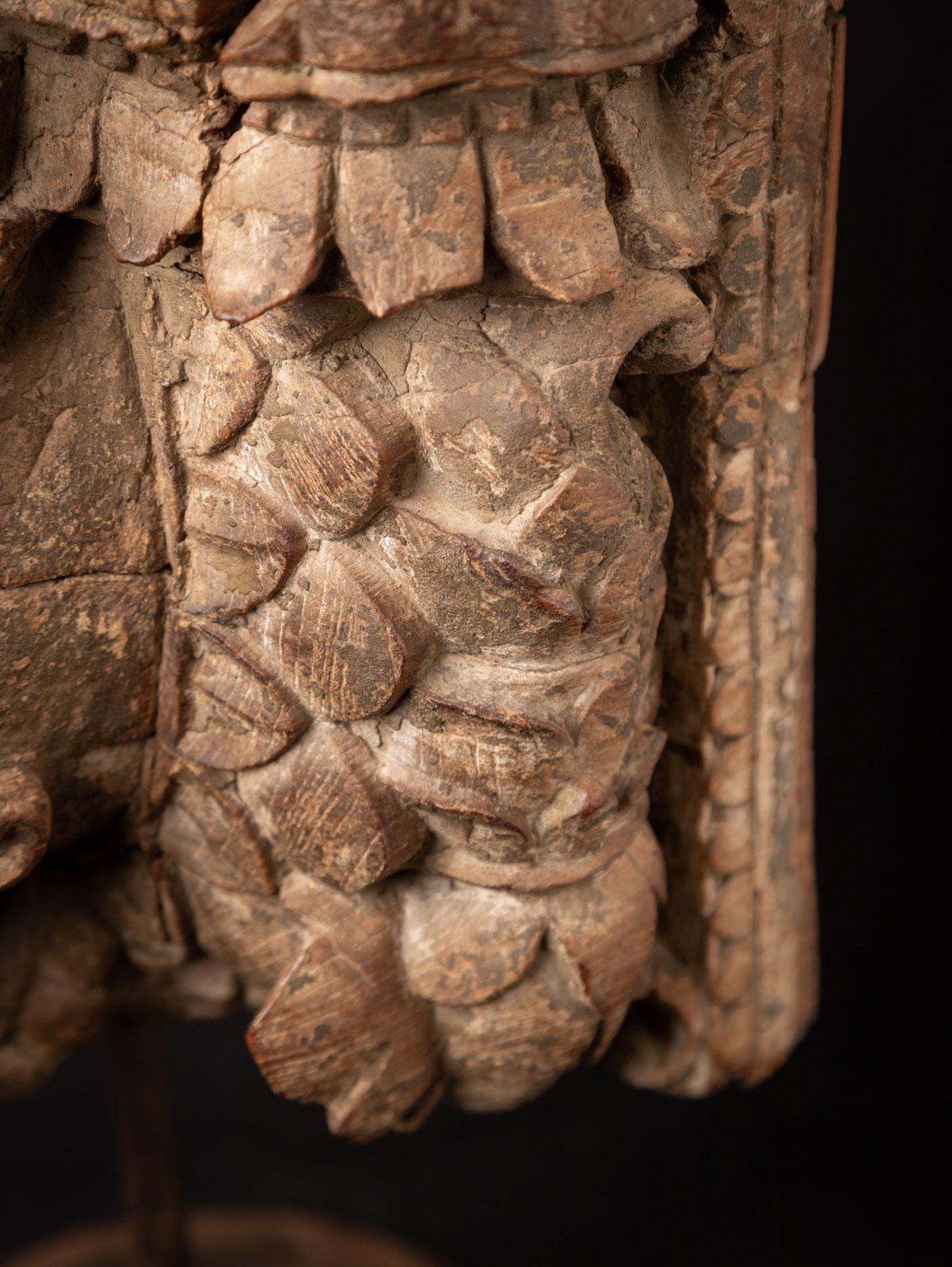 Fragment de temple indien en bois du 18e siècle provenant de l'Inde en vente 12