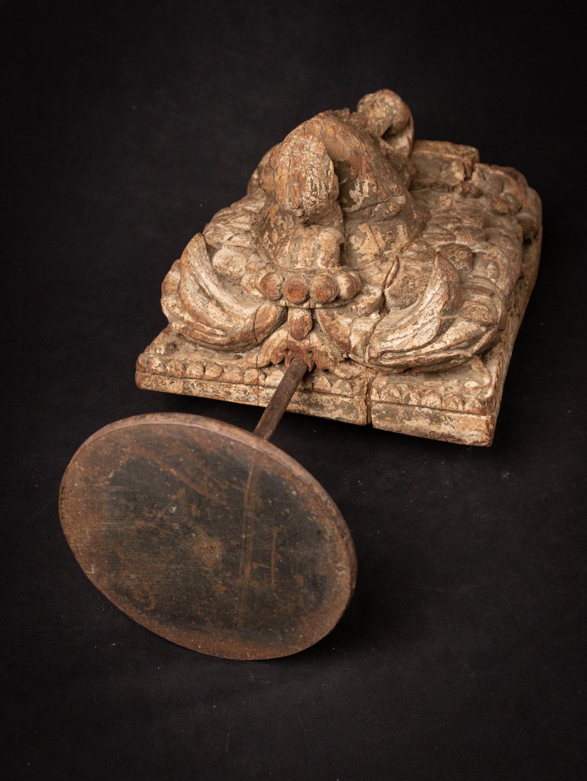Fragment de temple indien en bois du 18e siècle provenant de l'Inde en vente 13