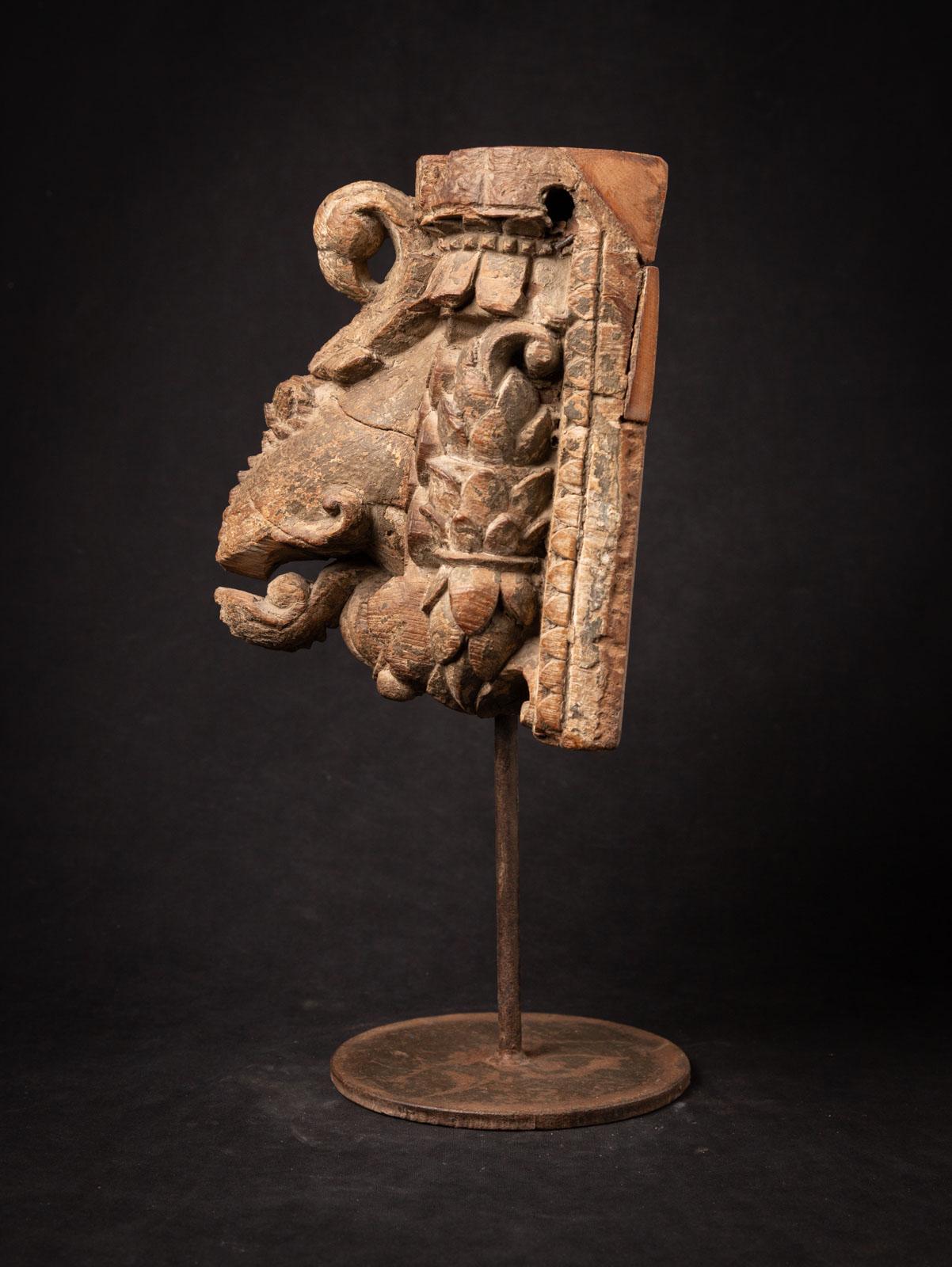 Ce fragment de temple indien antique en bois est un artefact exquis du XVIIIe siècle qui témoigne de l'habileté des artisans dans l'art des temples indiens historiques. Fabriqué en bois massif et mesurant 43,8 cm de haut, 25,3 cm de large et 23 cm