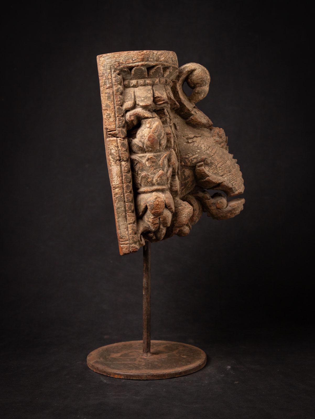 Fragment de temple indien en bois du 18e siècle provenant de l'Inde Bon état - En vente à DEVENTER, NL