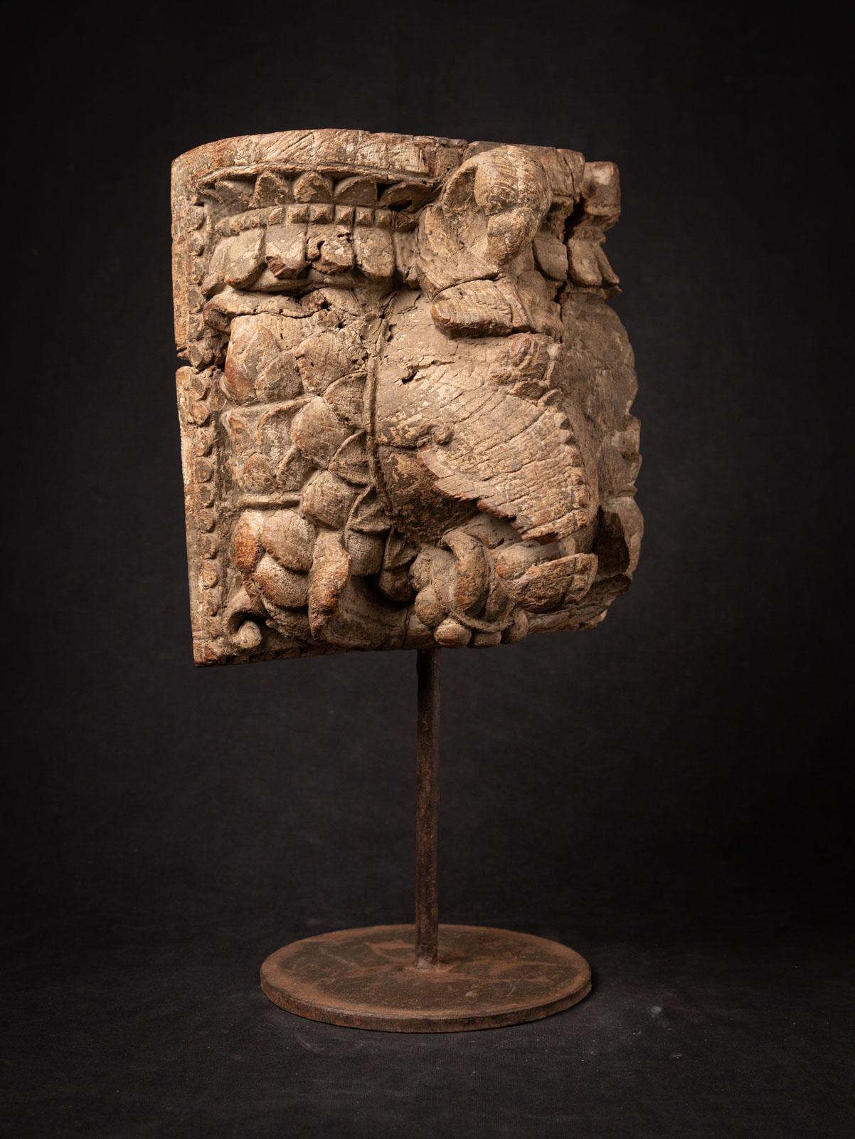 XVIIIe siècle et antérieur Fragment de temple indien en bois du 18e siècle provenant de l'Inde en vente