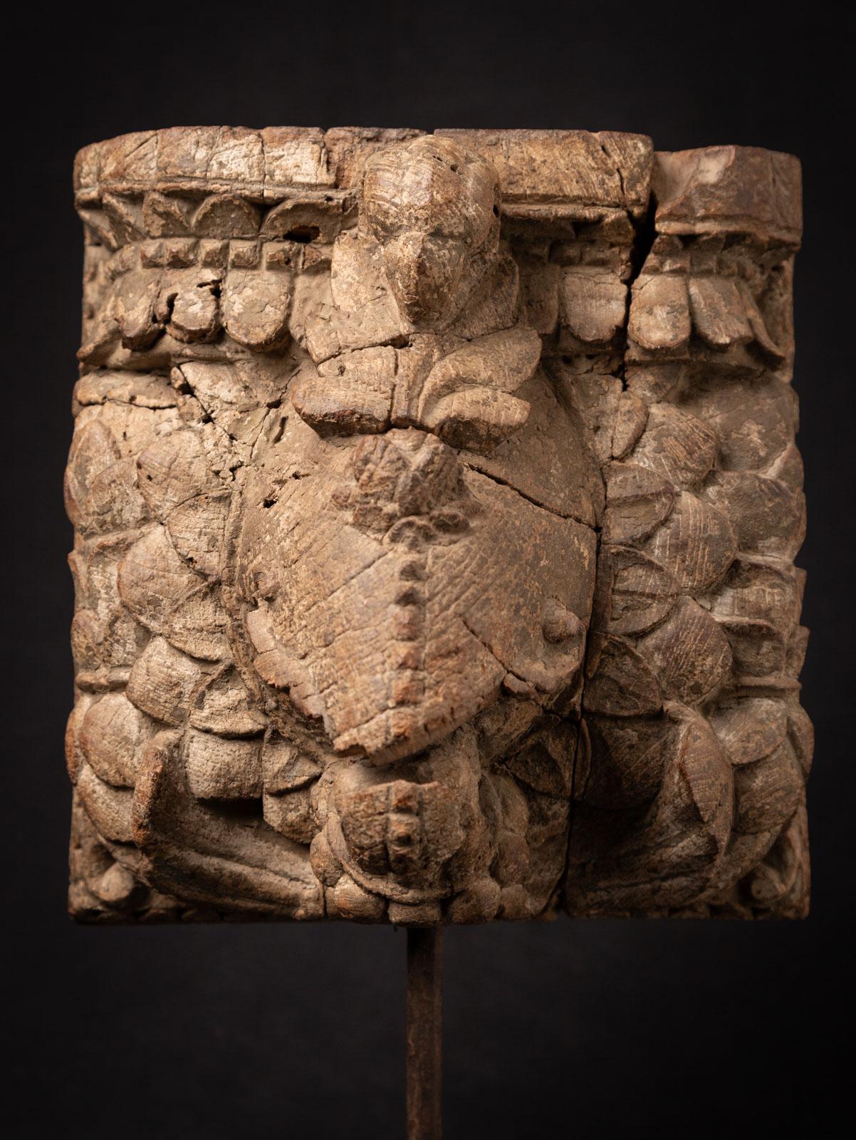 Fragment de temple indien en bois du 18e siècle provenant de l'Inde en vente 1