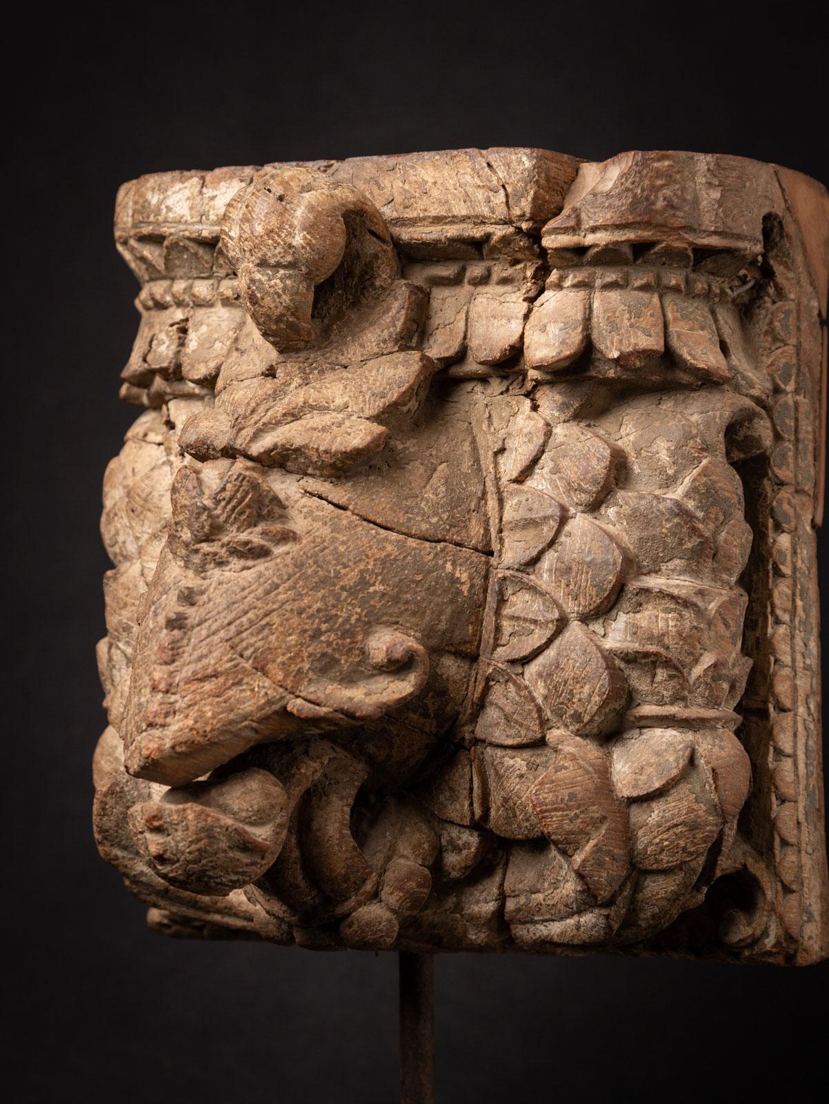 Fragment de temple indien en bois du 18e siècle provenant de l'Inde en vente 2