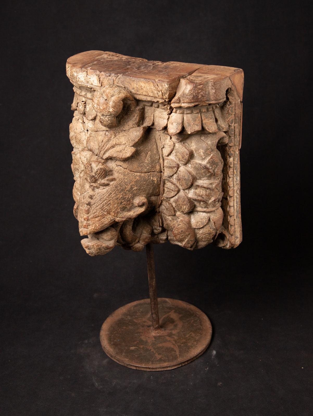 Fragment de temple indien en bois du 18e siècle provenant de l'Inde en vente 3