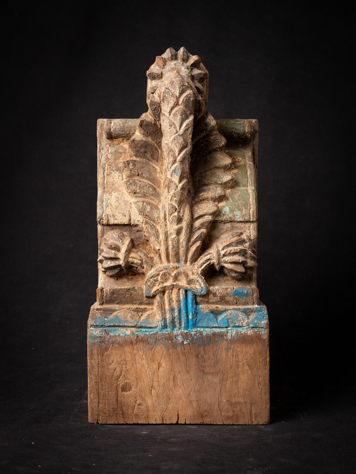 Ce fragment de temple indien antique en bois est une relique captivante du XVIIIe siècle, qui illustre l'artisanat complexe de l'architecture traditionnelle des temples indiens. Sculptée dans du bois massif, elle mesure 39,2 cm de haut, 18,4 cm de