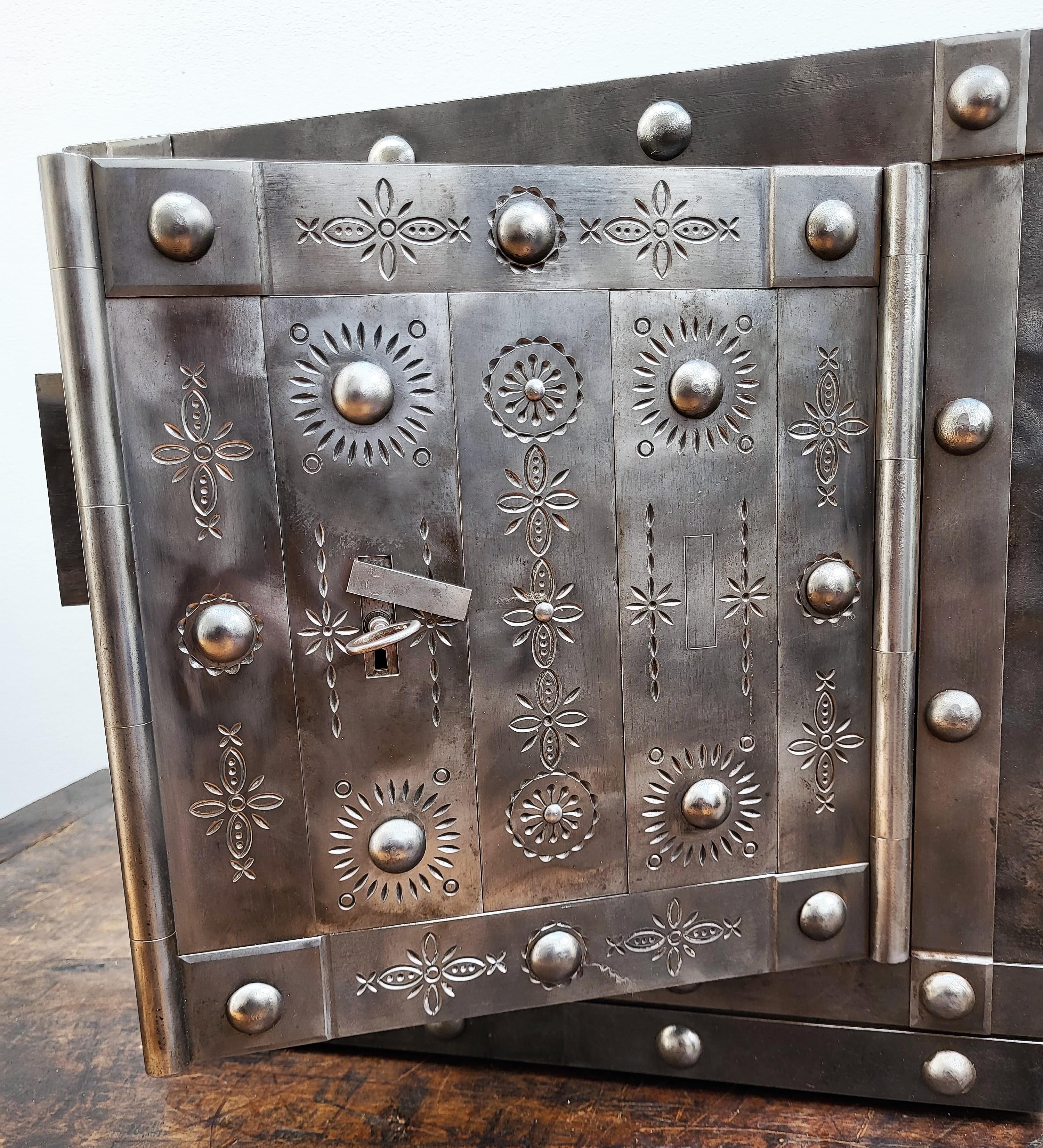 18th Century Antique Italian Wrought Iron Studded Antique Safe Strongbox In Good Condition In Carimate, Como