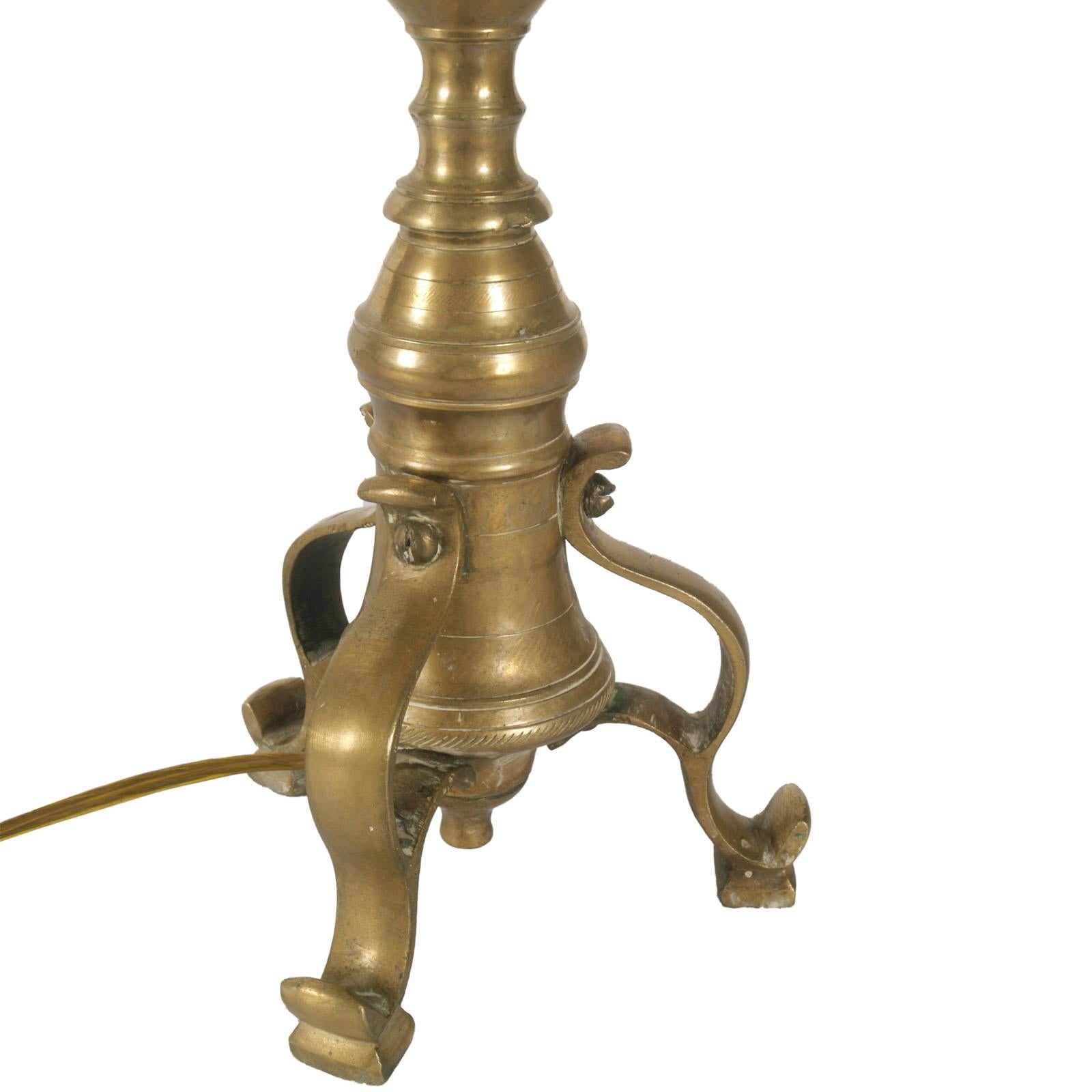 18th Century Antique Lampholder Candelabrum in Gilt Brass with Tripod Stand In Good Condition For Sale In Vigonza, Padua