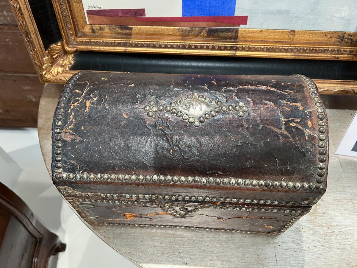 Français Boîte en cuir antique du 18e siècle avec têtes de clous en vente