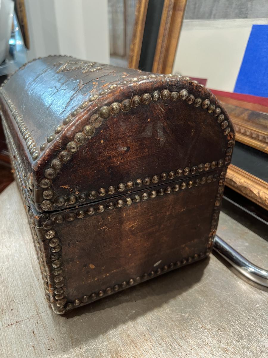 Boîte en cuir antique du 18e siècle avec têtes de clous État moyen - En vente à New Orleans, LA
