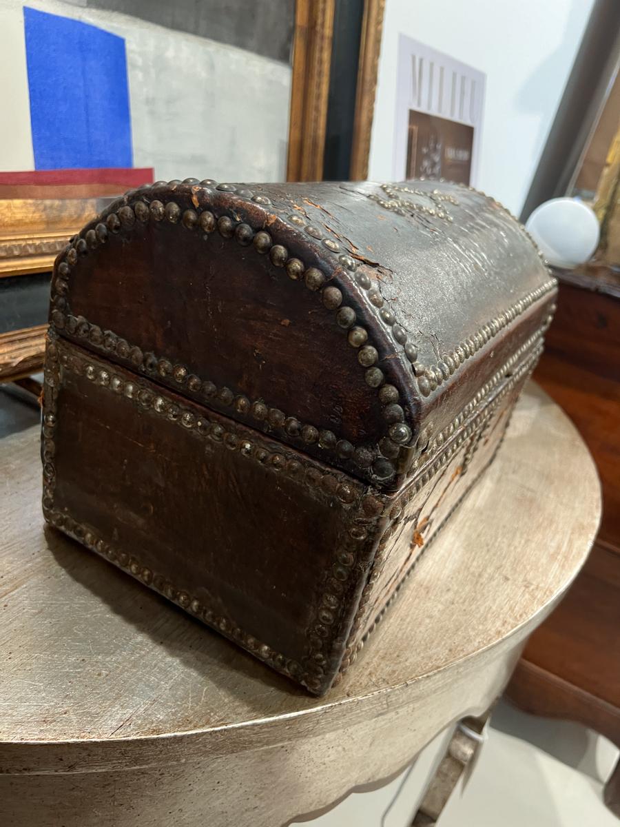 XVIIIe siècle et antérieur Boîte en cuir antique du 18e siècle avec têtes de clous en vente
