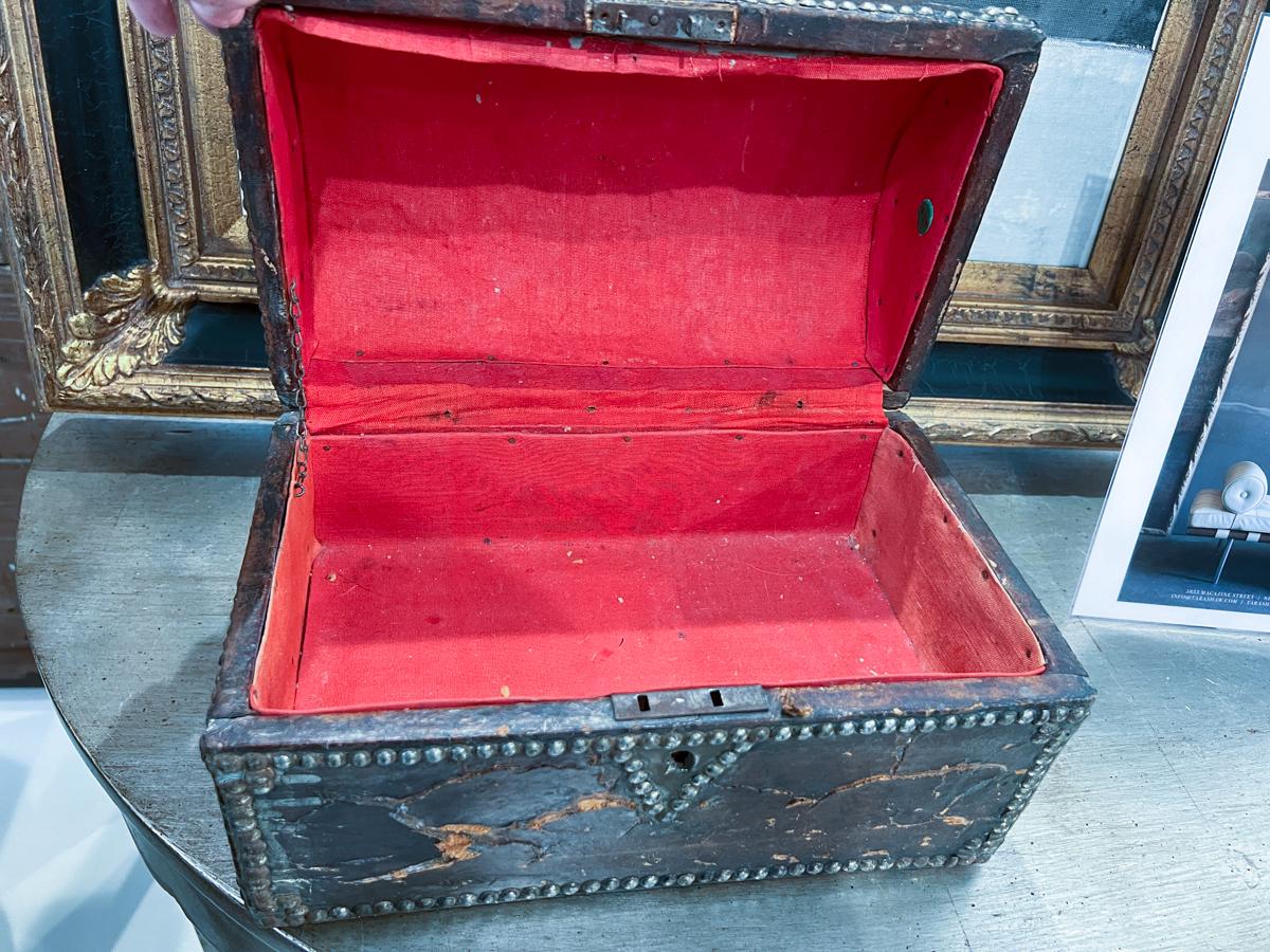 Laiton Boîte en cuir antique du 18e siècle avec têtes de clous en vente