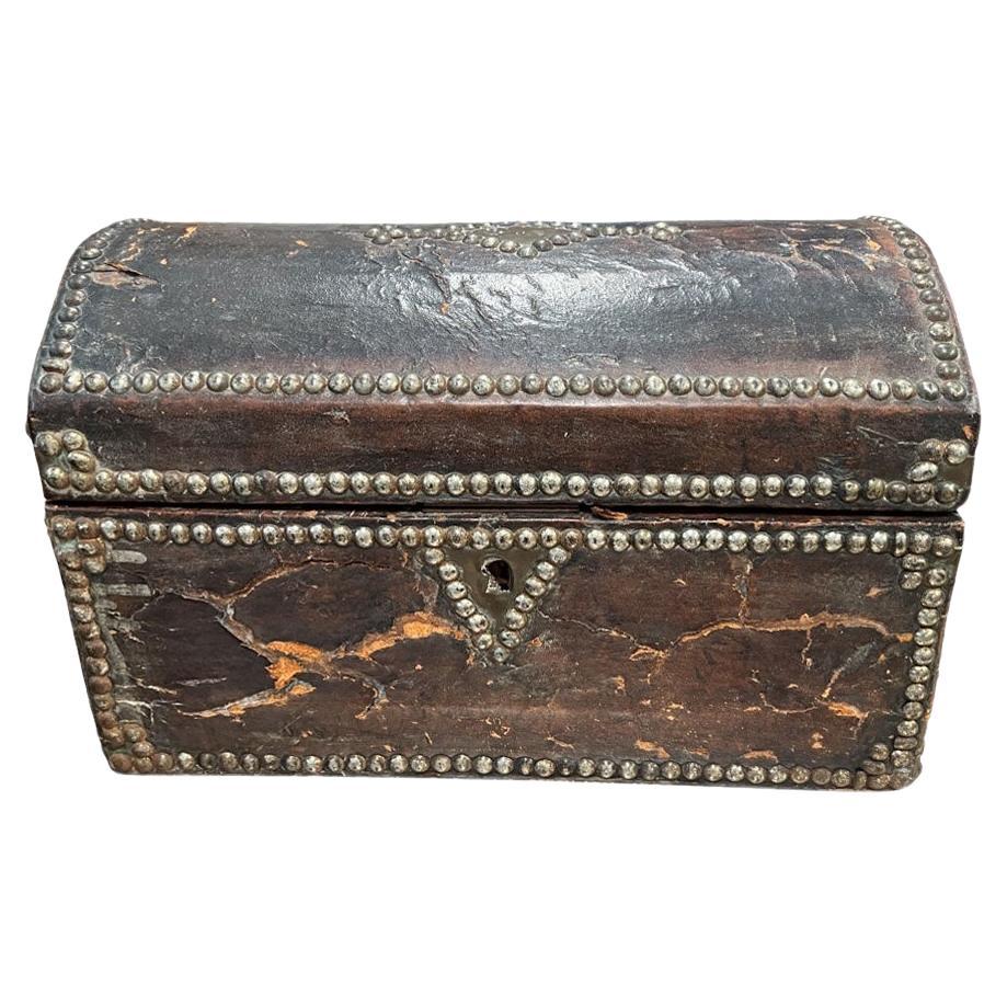Caja de cuero antigua del siglo XVIII con clavos