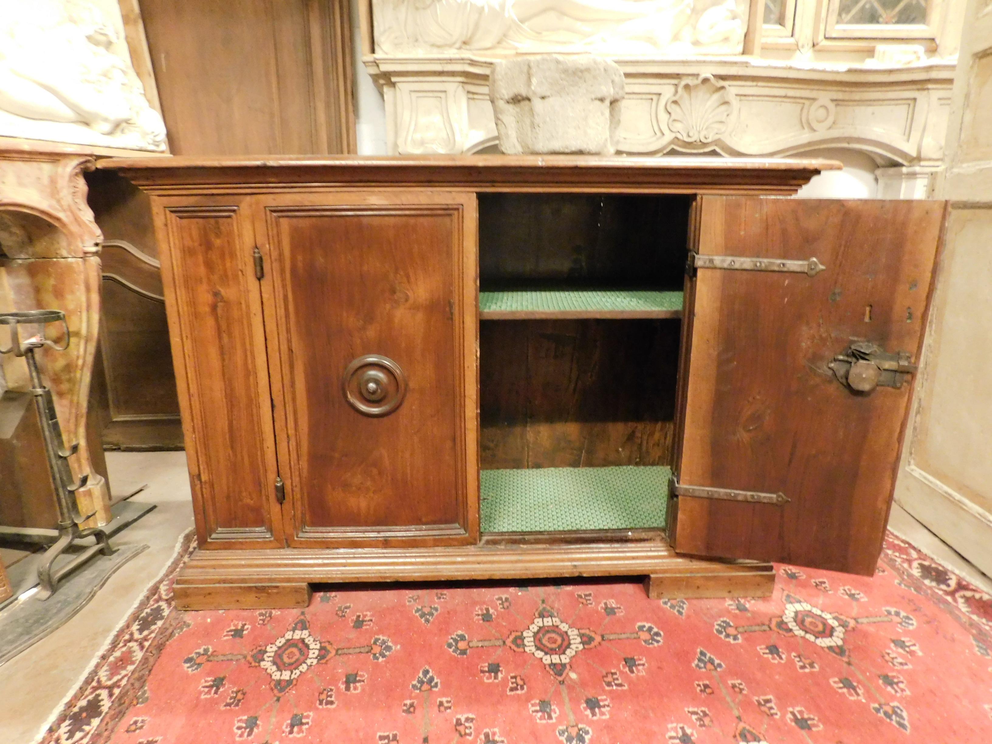 18th Century Antique Little Cabinet in Walnut, Period 1700, from Umbria 'Italia' In Good Condition In Cuneo, Italy (CN)