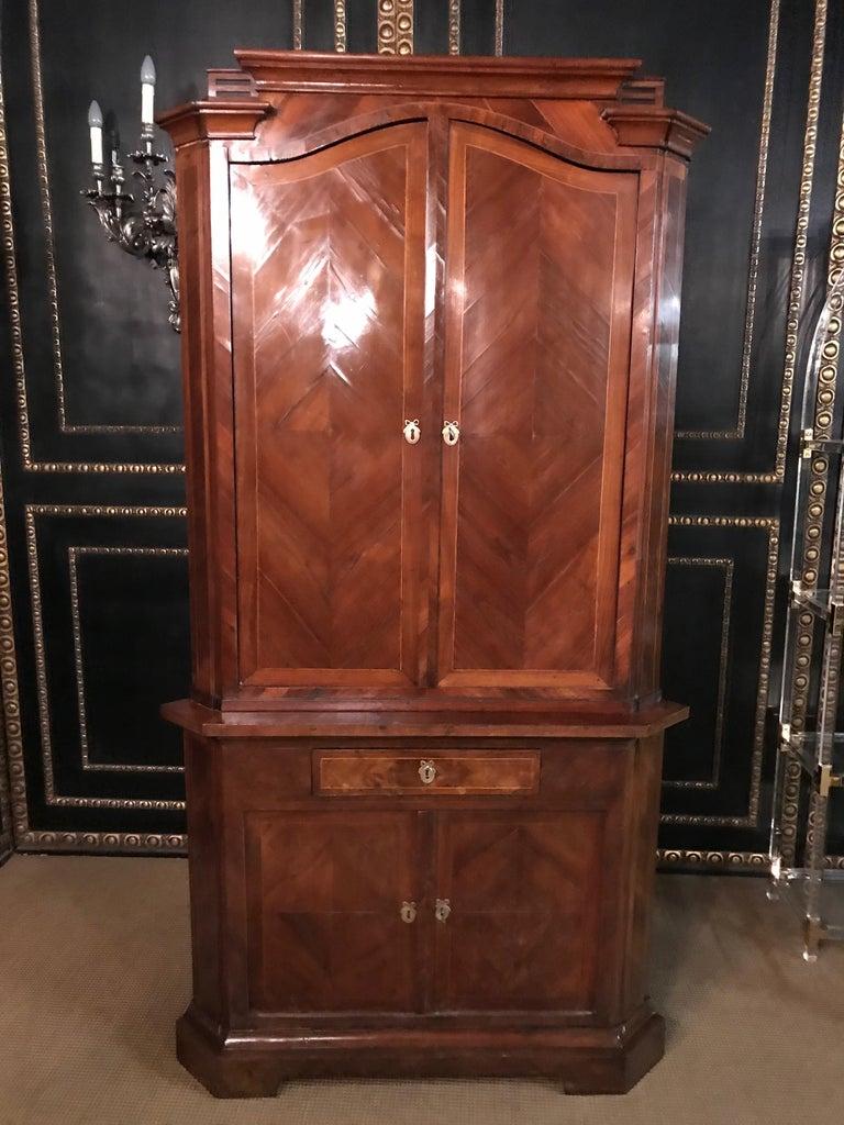 Rare corner cupboard with beautiful walnut veneer.
2 Doors at the top and 2 doors at the bottom with a drawer in the middle.