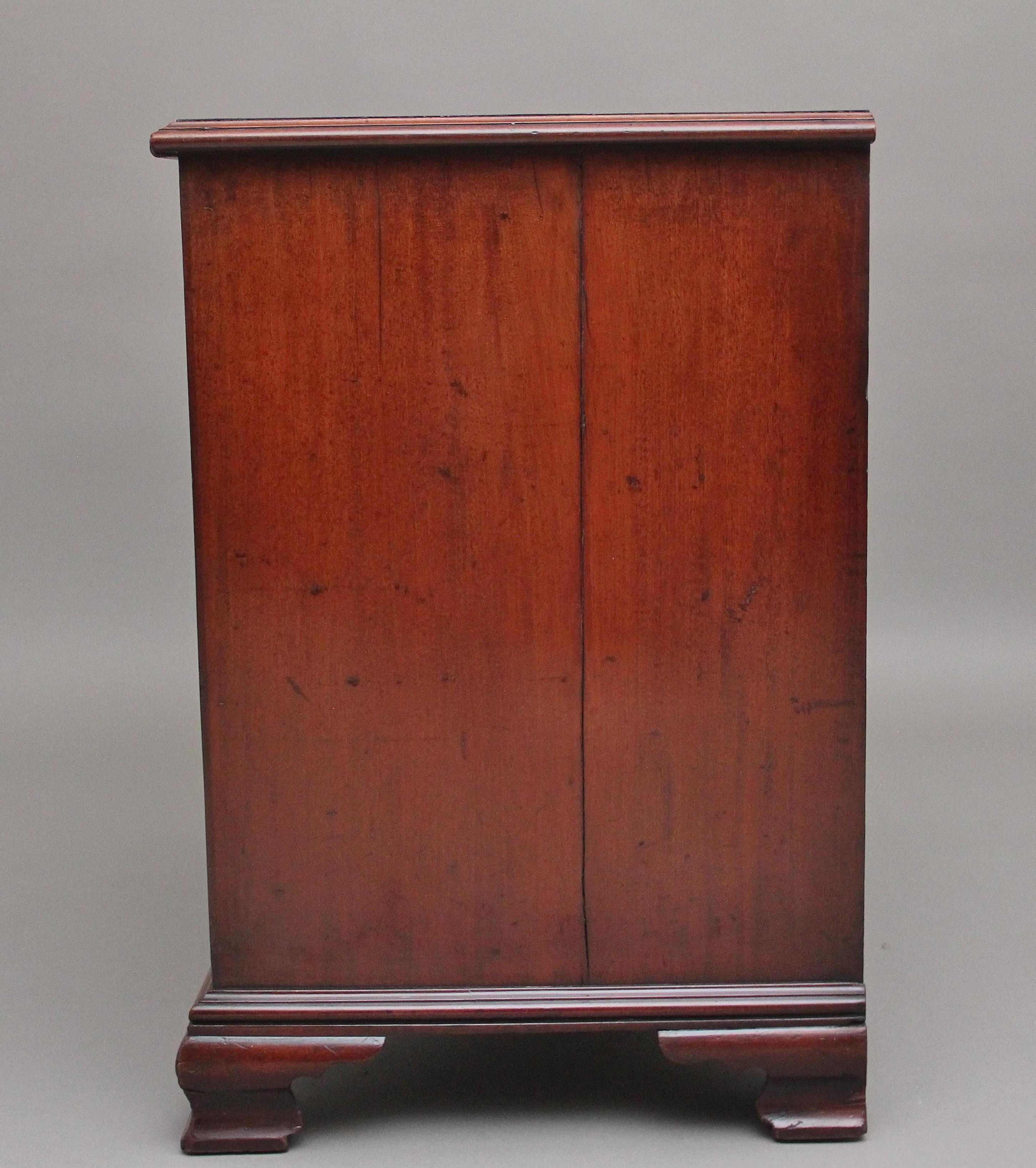 18th Century Antique Mahogany Kneehole Desk For Sale 5