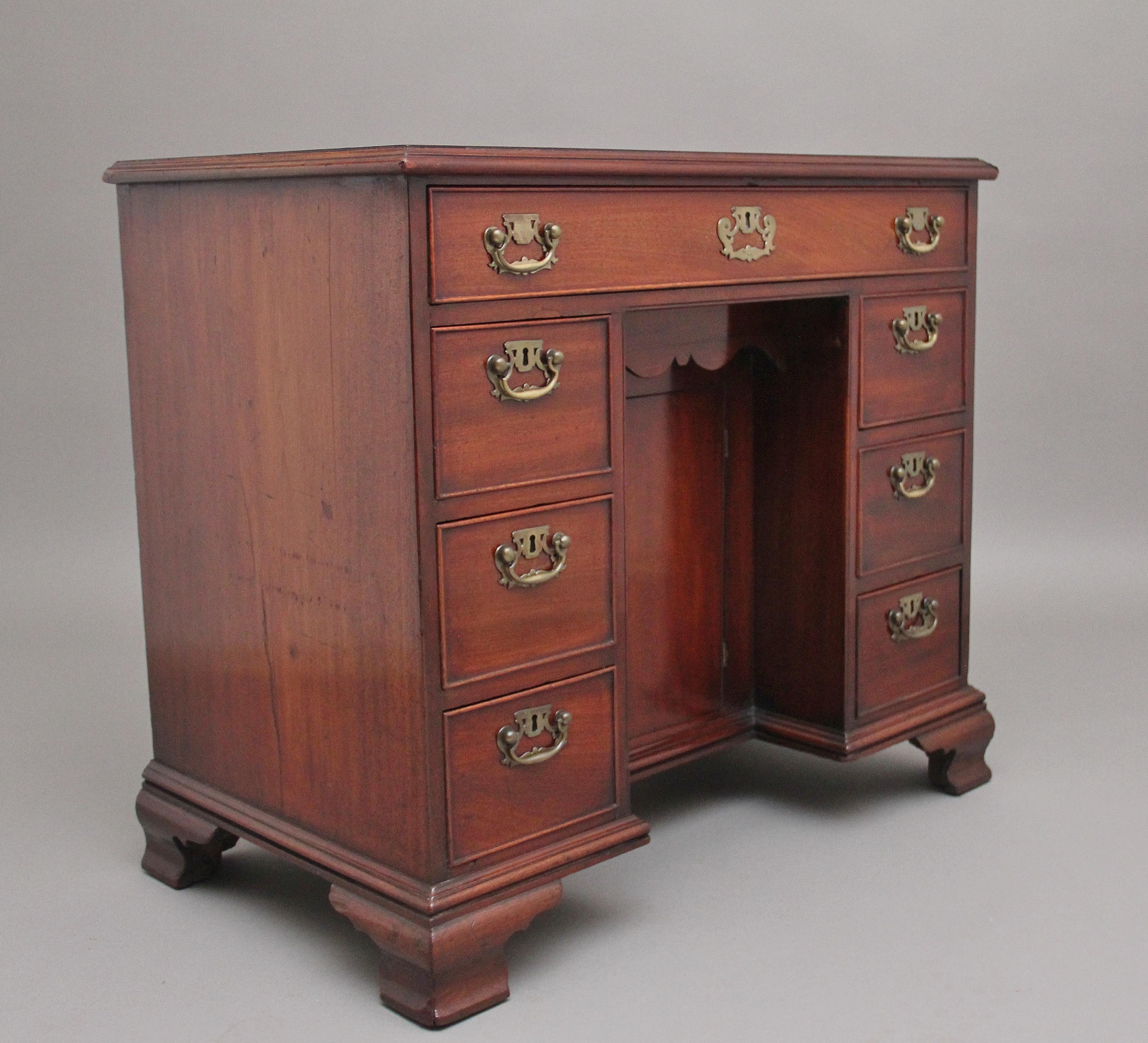 18th Century Antique Mahogany Kneehole Desk In Good Condition For Sale In Martlesham, GB