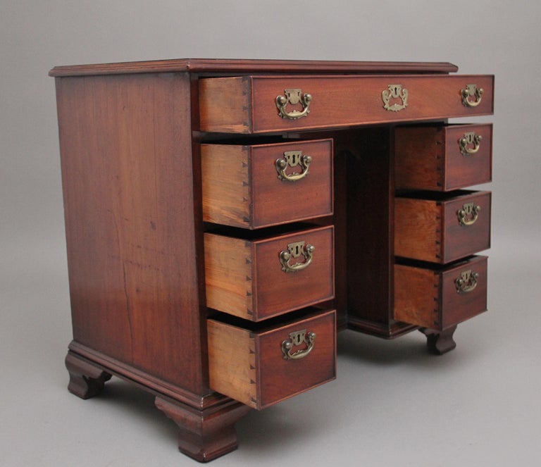 18th Century Antique Mahogany Kneehole Desk For Sale at 1stDibs