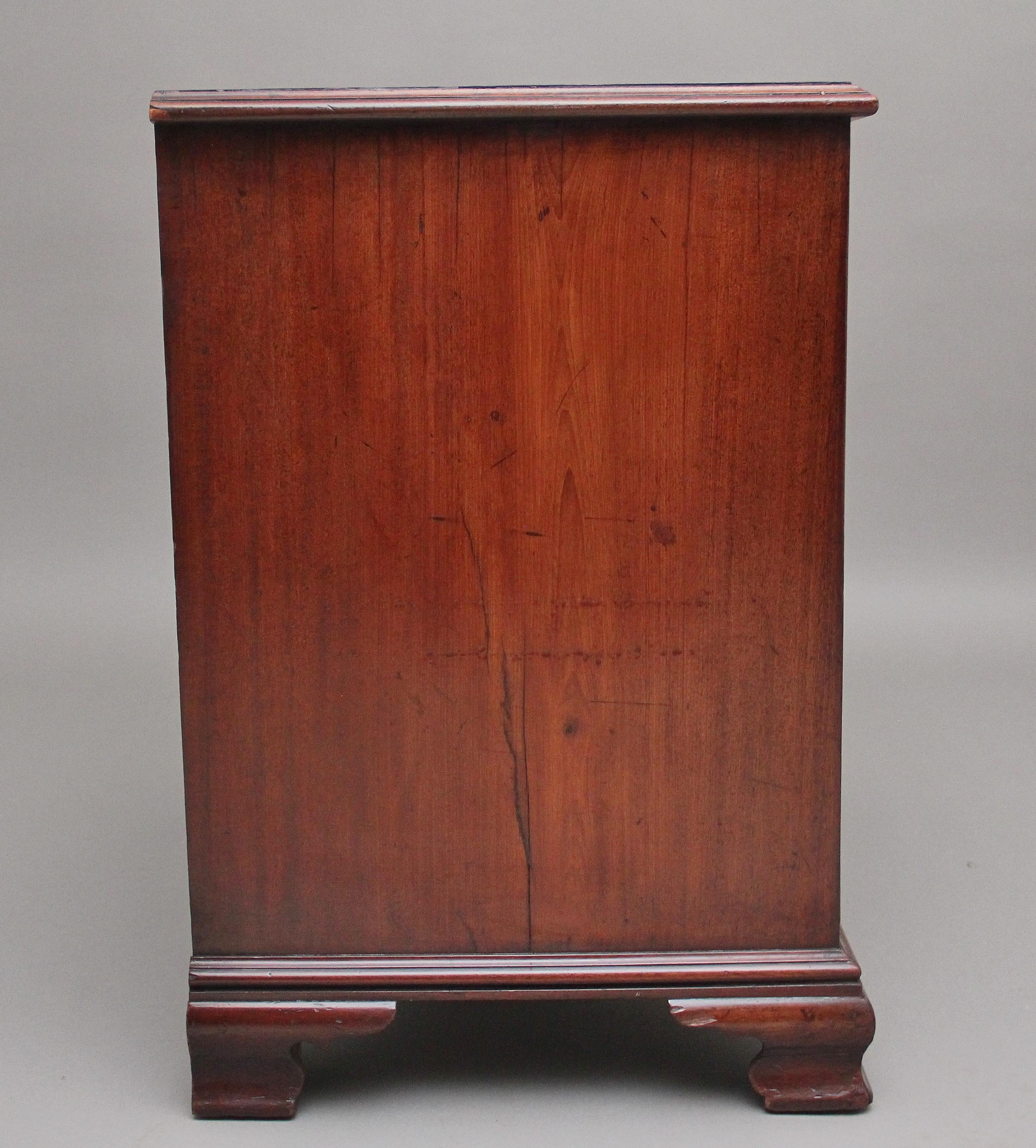 18th Century Antique Mahogany Kneehole Desk For Sale 3