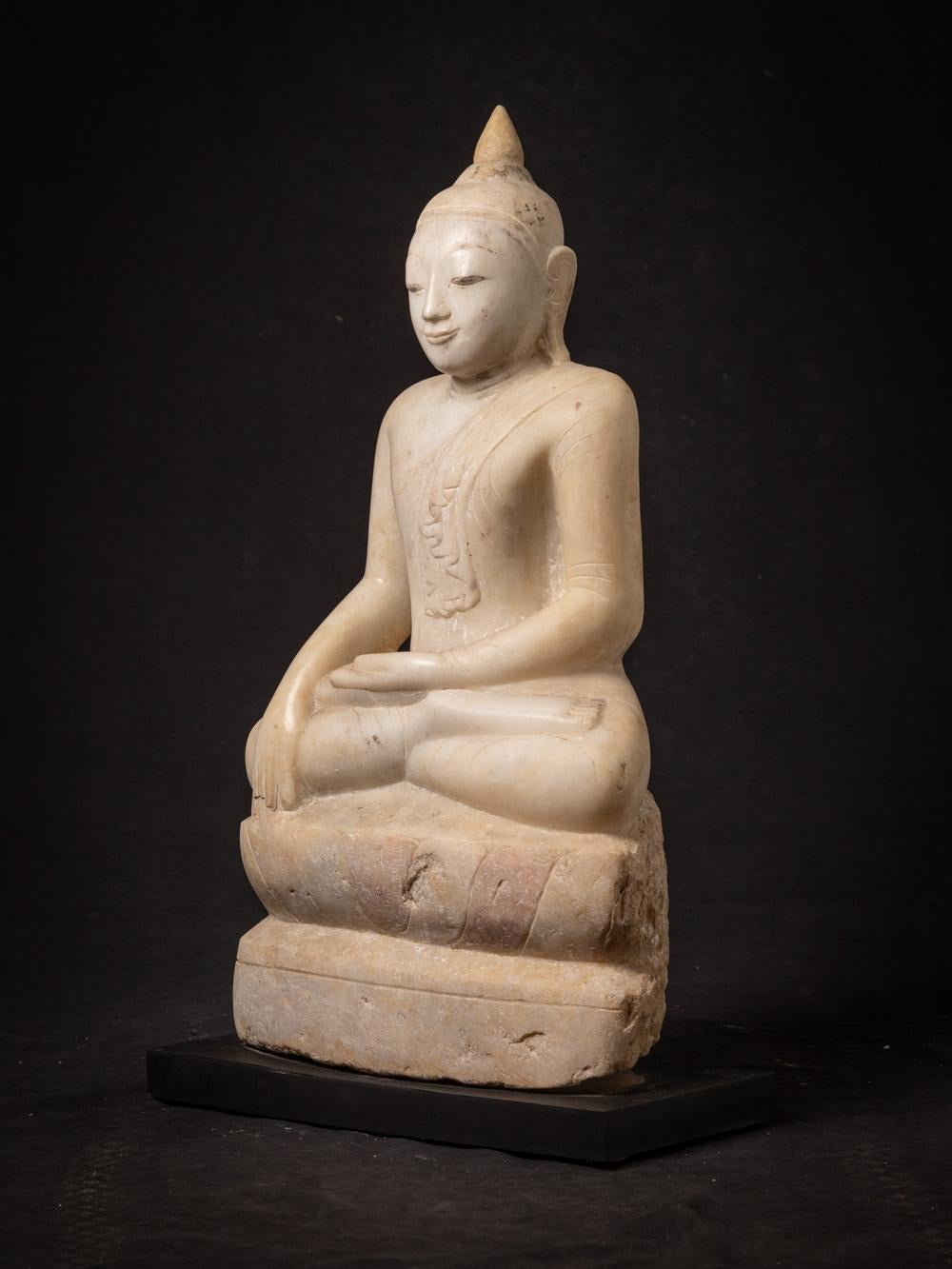 Diese antike birmanische Buddha-Statue aus Marmor ist eine großartige Darstellung der Kunstfertigkeit im Shan-Stil (Tai Yai) und der buddhistischen Hingabe. Er ist aus Marmor gefertigt und hat eine beeindruckende Höhe von 68,5 cm sowie Abmessungen