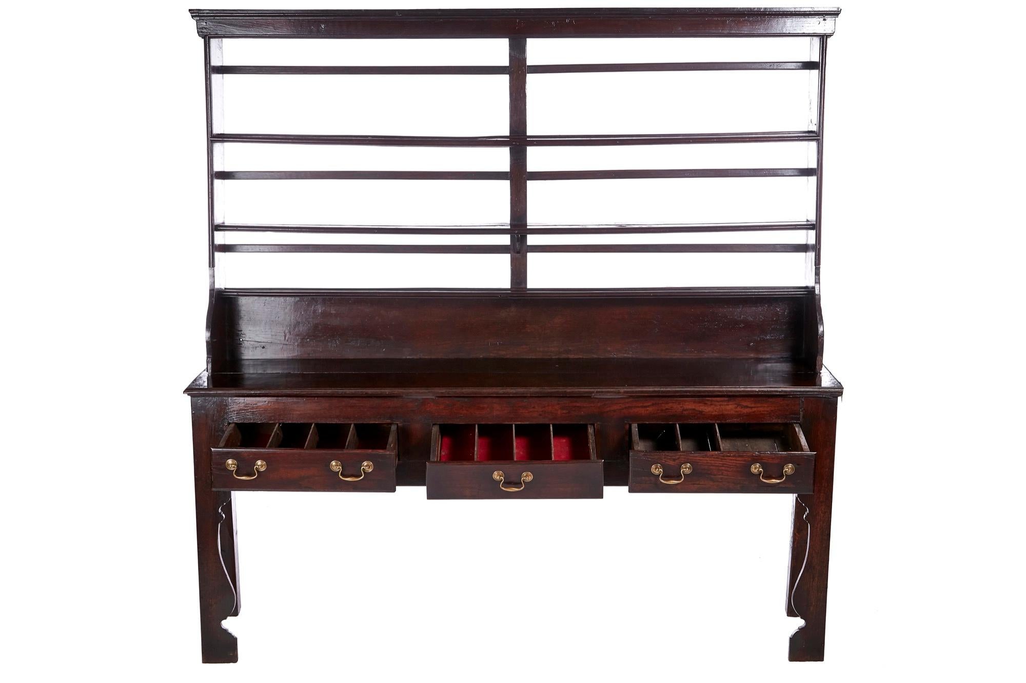 Fine 18th century antique oak Welsh dresser and plate rack having an original plate rack and standing on a three drawer oak dresser base. The oak top is beautiful and it boasts unusual attractive legs.
 
