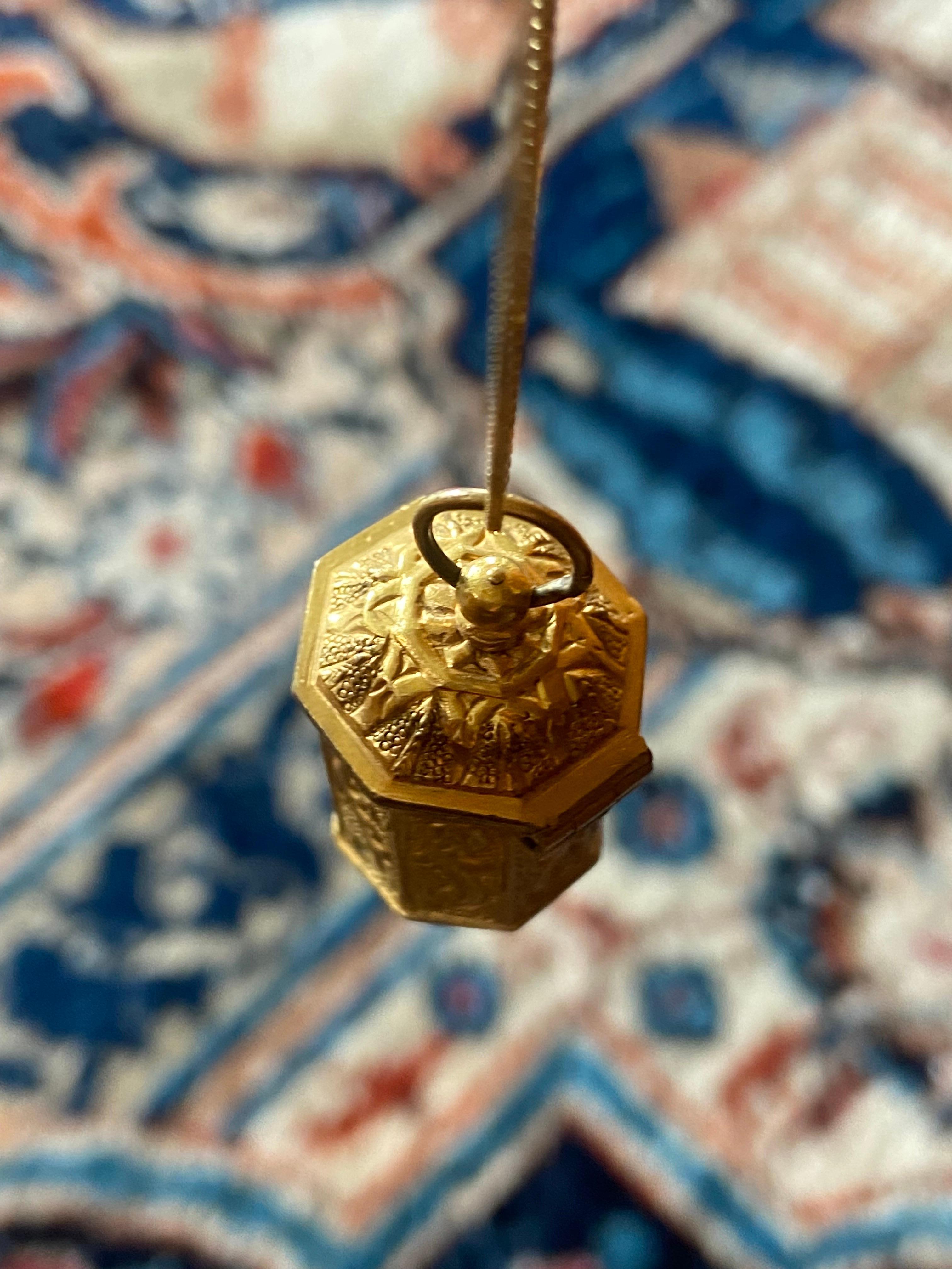 18th Century Antique Octagonal Pendant Locket in Gold with Exquisite Engravings For Sale 5